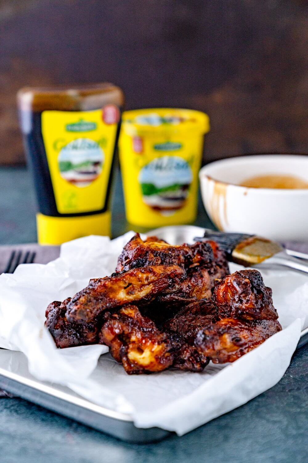 Unsere Hot Wings Goldsaft Style sind richtig schön klebrig und pinakt gewürzt.