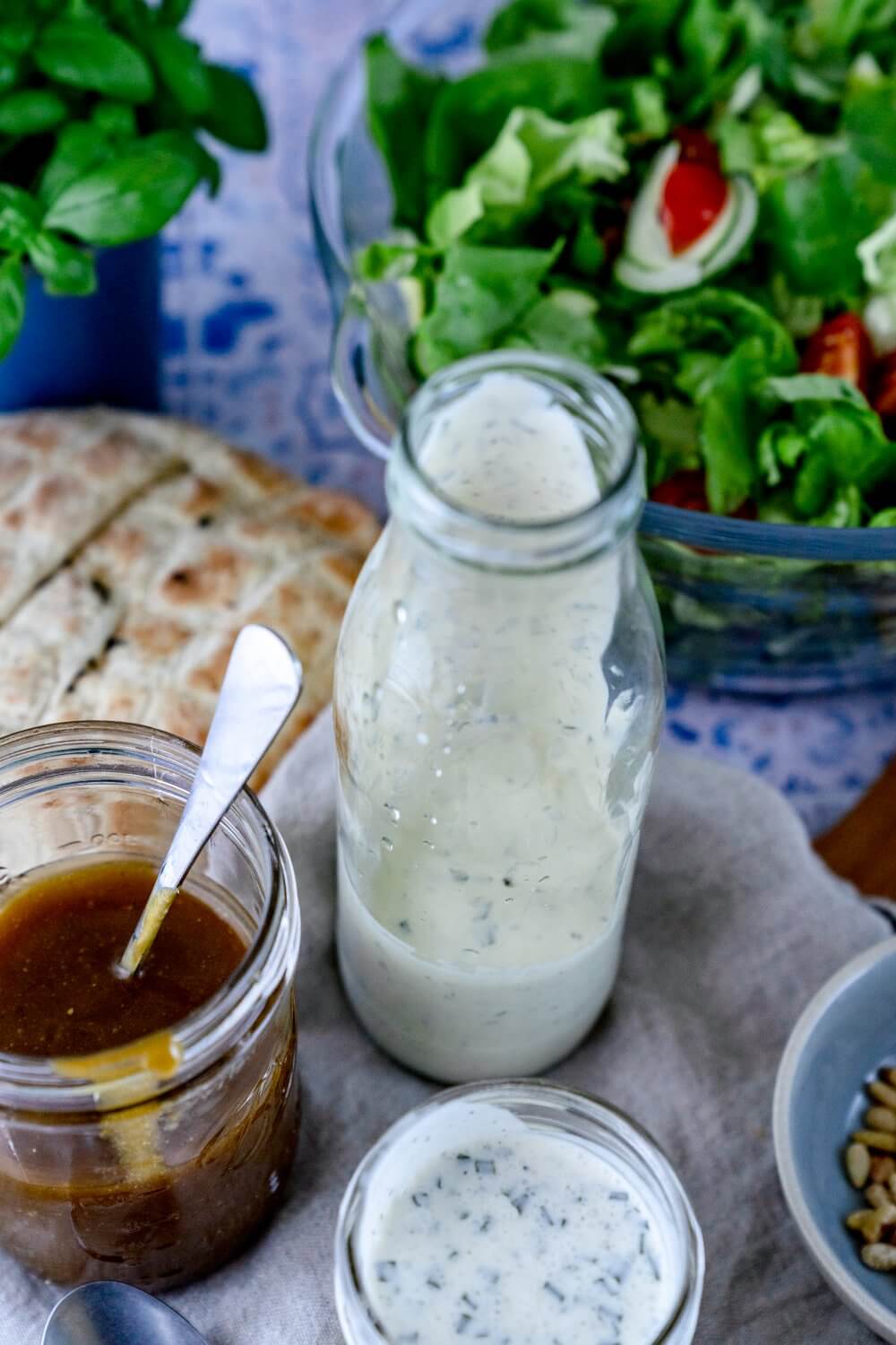 Im Vergelich zu europäischen Dressings ist die Grundlage von Ranch-Dressing ein Milchprodukt wie Joghurt, Schmand oder Double Cream.