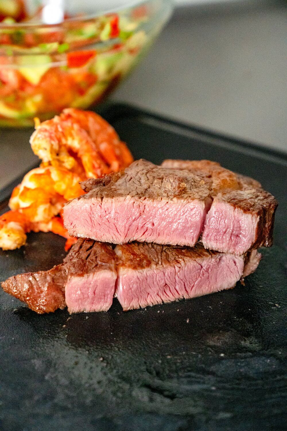 Da Fleisch sollte für die Surf and Turf Tacos auf jeden Fall medium gegart sein und nicht zu blutig.