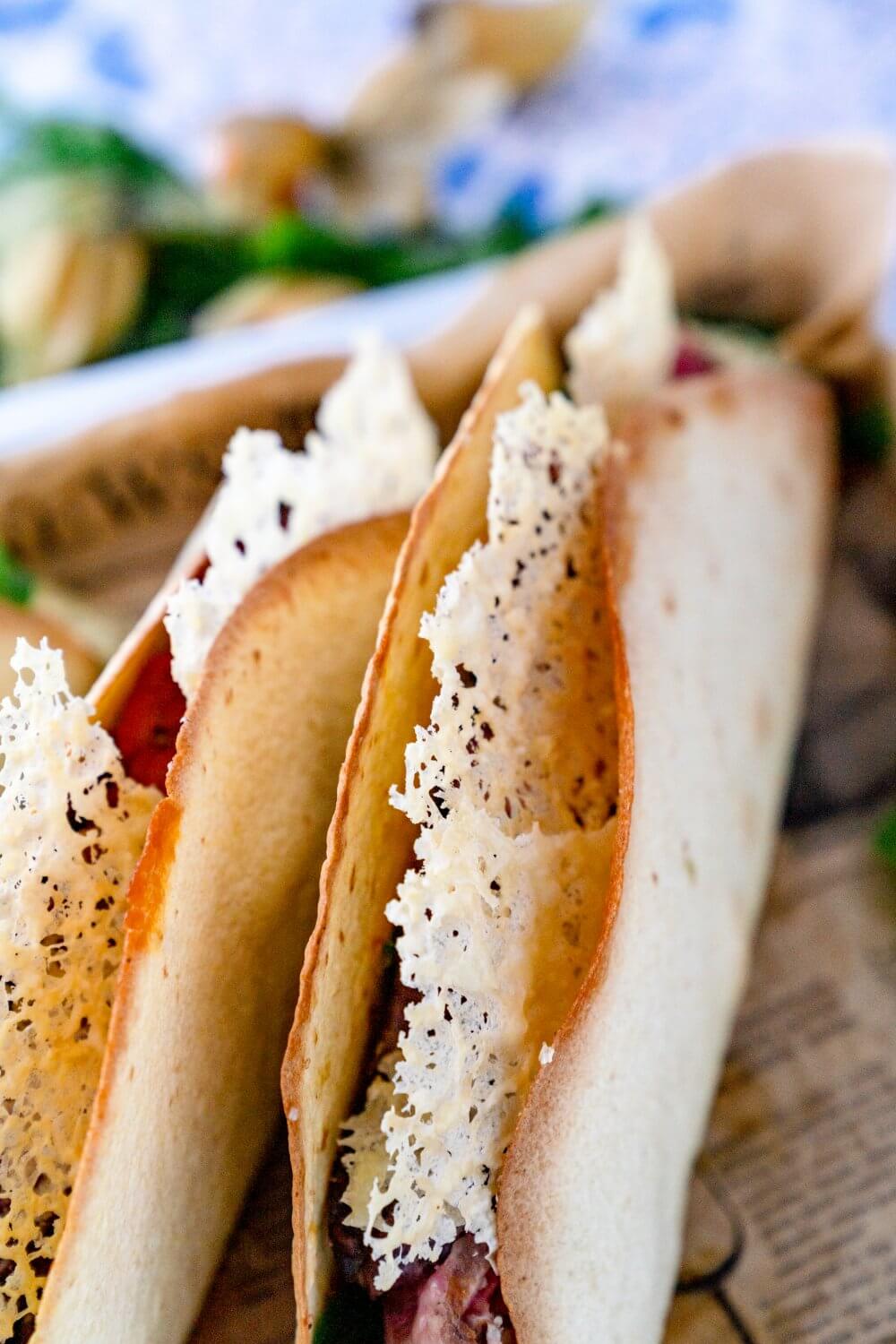 Wir haben in unsere Surf and Turf Tacos noch Käsechips gegeben.