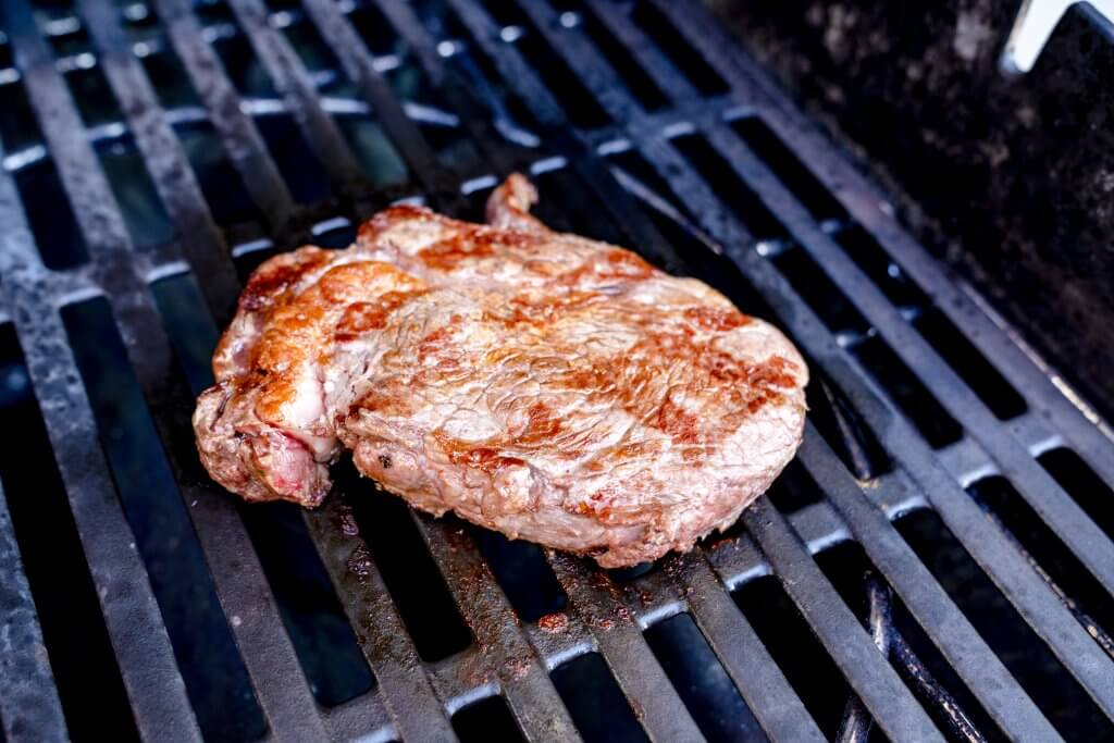 Das Rindfleisch für unseren Surf and Turf Taco ist ein Entrecôte-Stück, welches wir grillen.