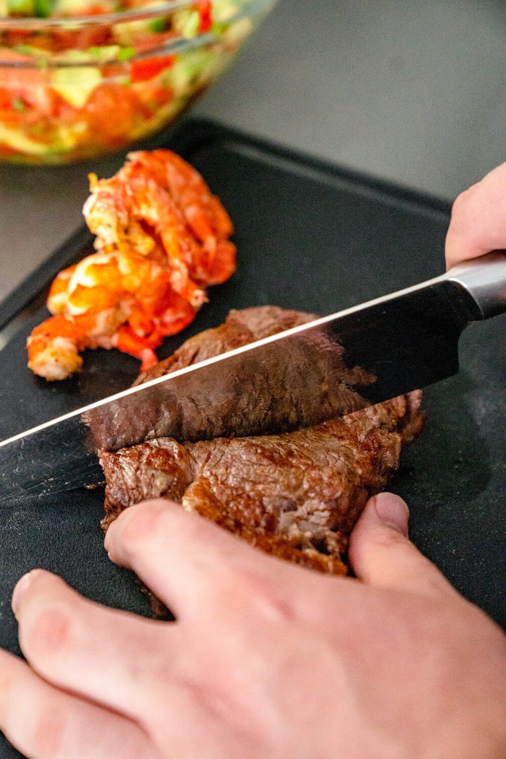 Zu dem Rindfleisch gibt es gegrillte Garnelen.