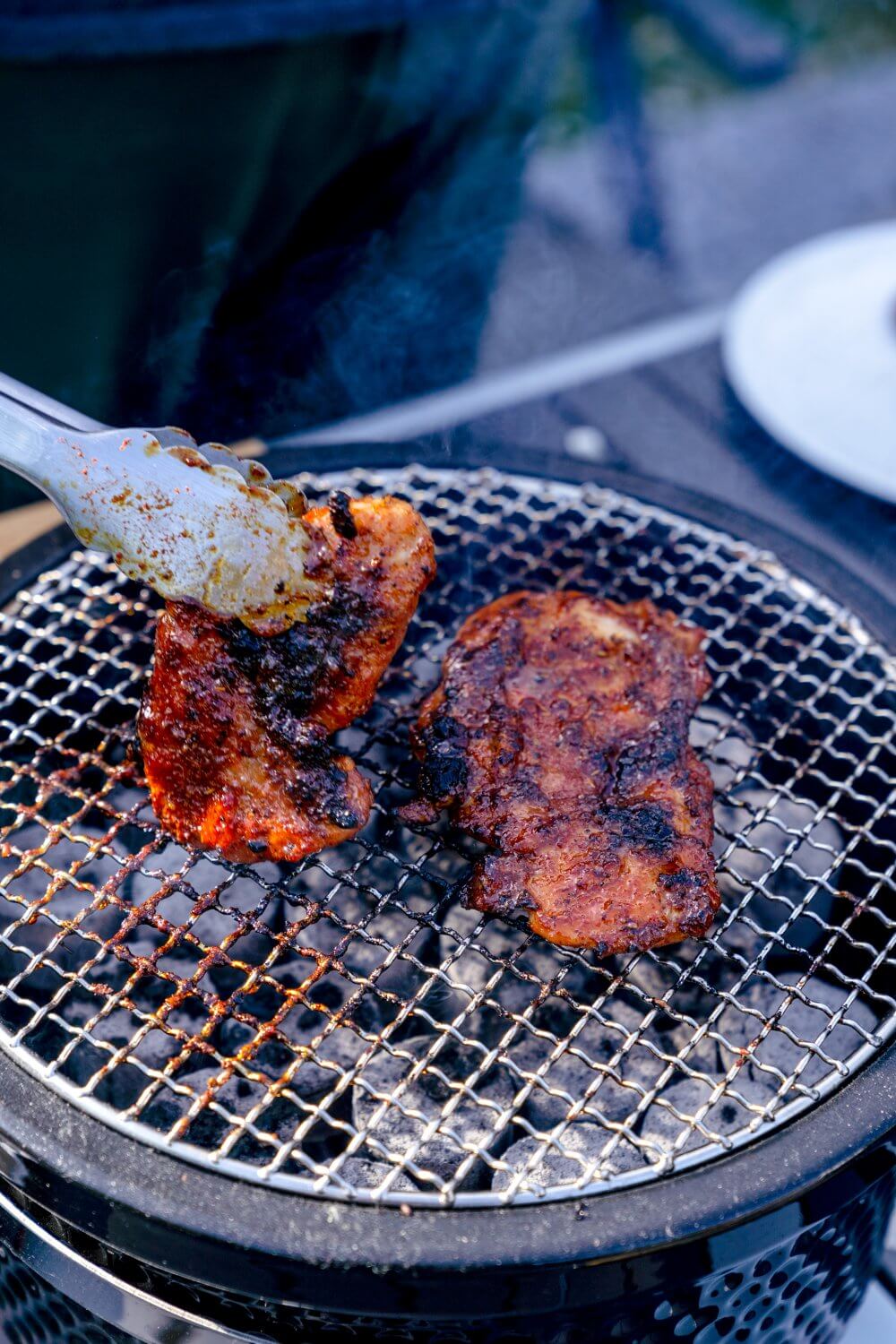 Wir grillen in der Regel mit Holzkohle, um das leckere Raucharoma auch so richtig genießen zu können.