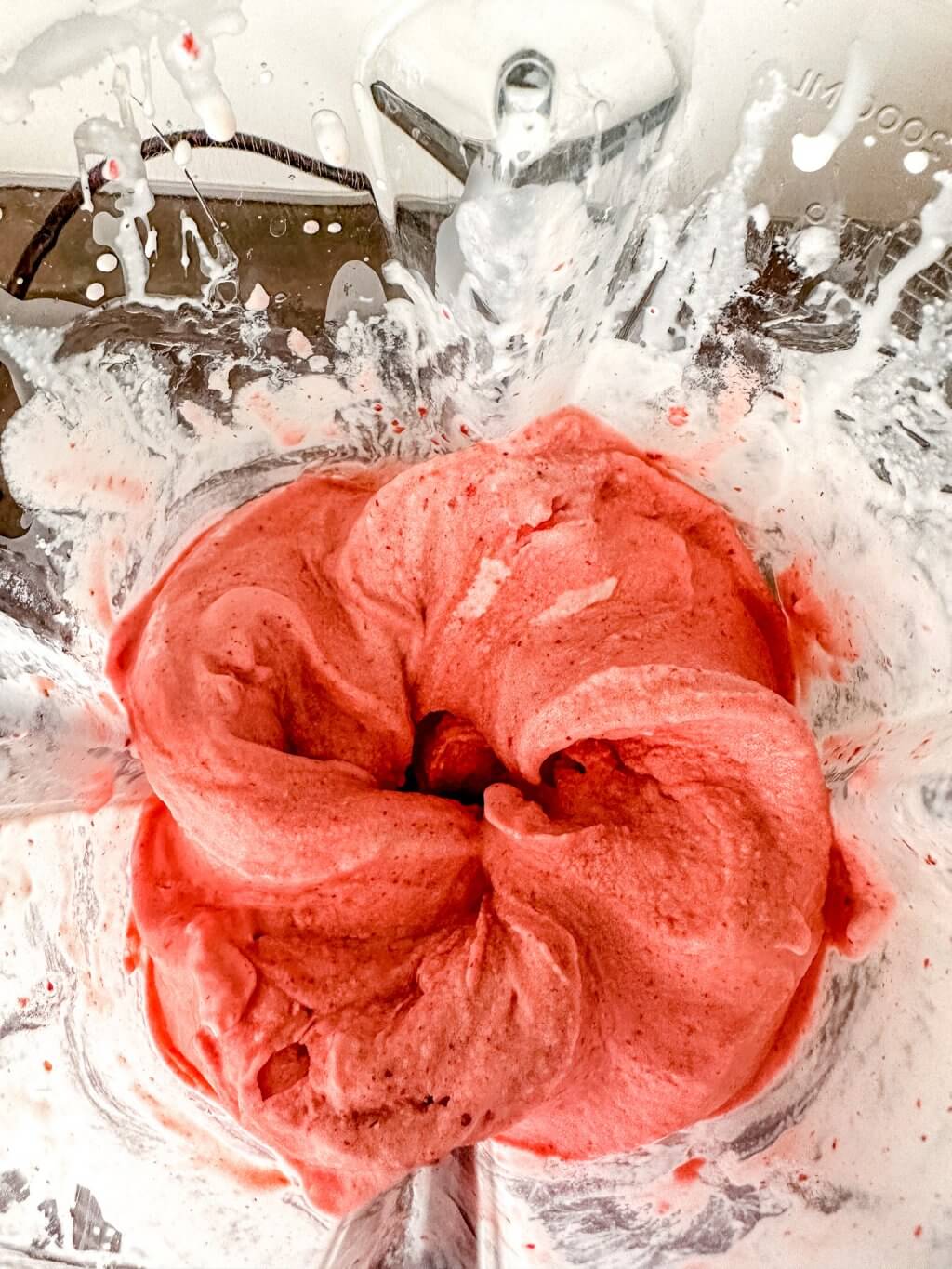 Unser Erdbeersahneeis ist fruchtig und cremig und das ganz ohne Eismaschine.
