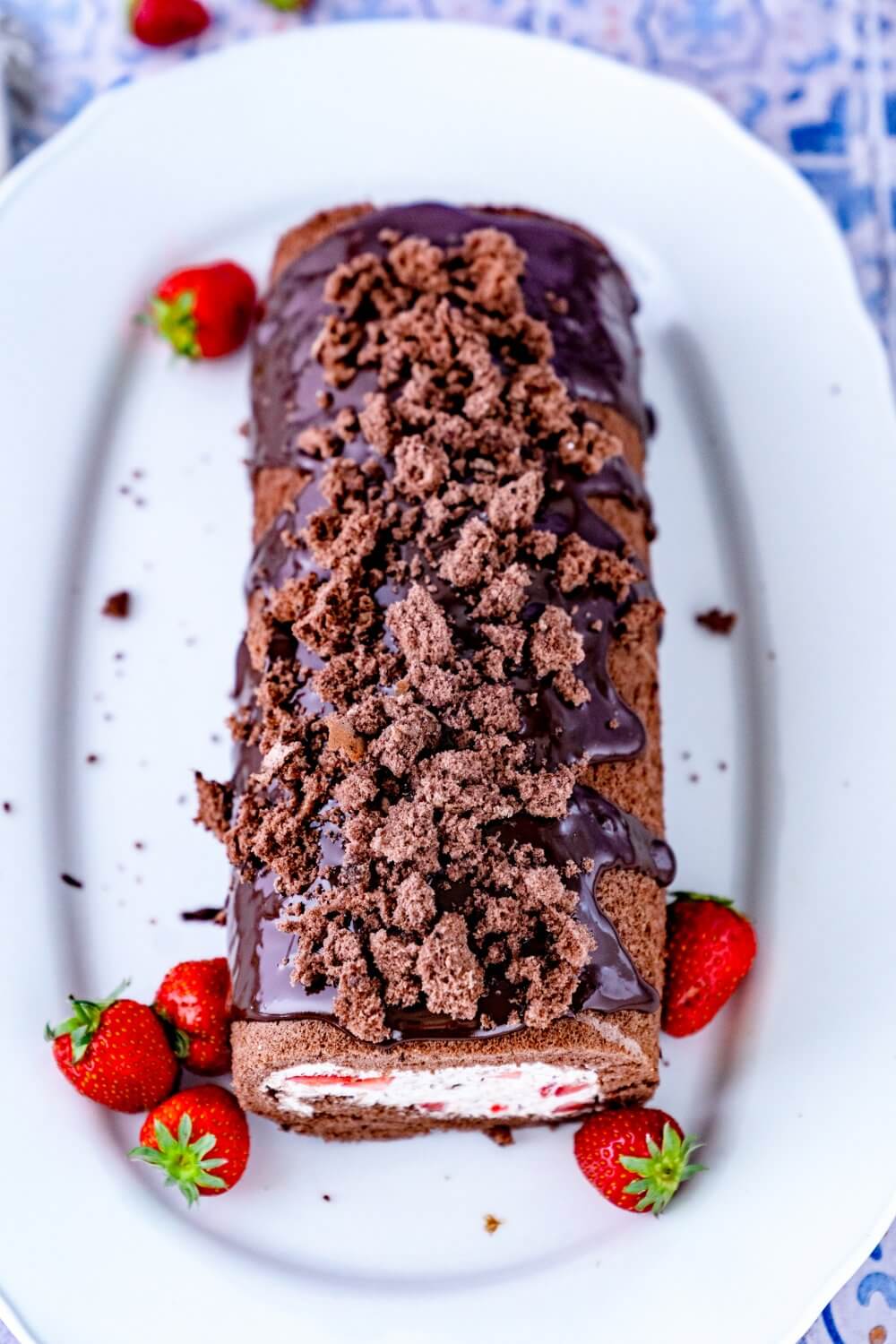 Den Maulwurfkuchen als Biskuitrolle zu machen, ist tatsächlich recht simpel.