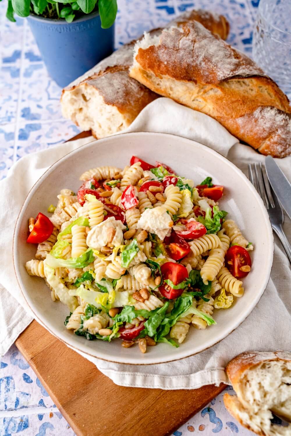 Die Tomaten machen den Caesar Nudelsalat extra frisch.