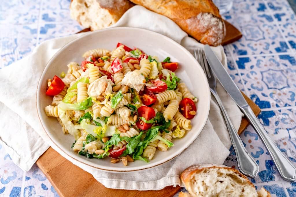Diese leckere Abwandlung anmesn Caesar Nudelsalat ist eine gute Alternativ zum Original.