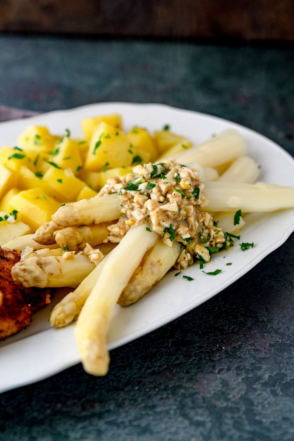 Spargelplatte mit Schnitzelchen ist ein tolles Gericht für die Spargelzeit.