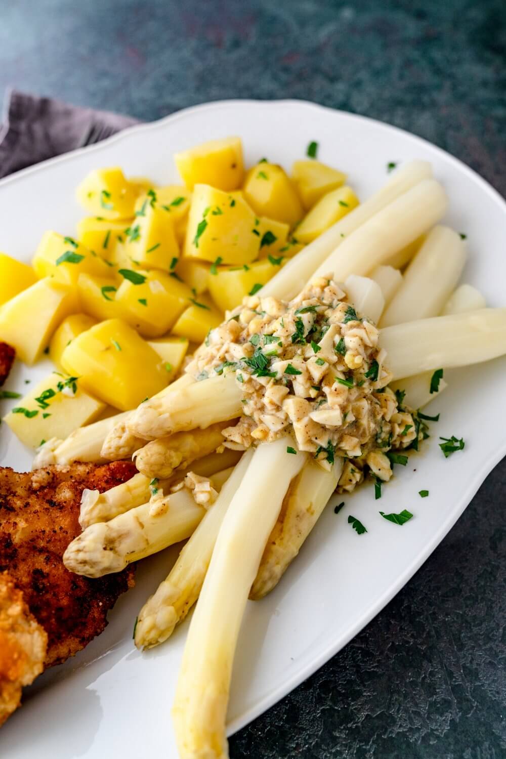 Die Schnitzel und der Spargel sind eine super Kombi.