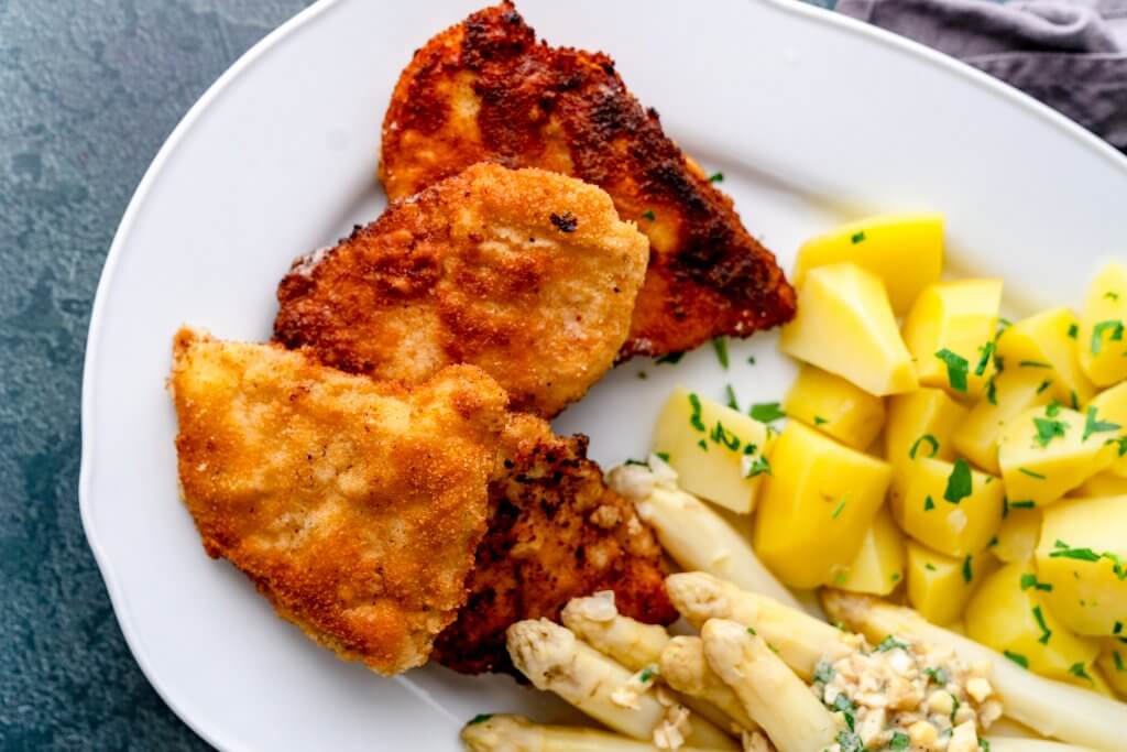 Spargelplatte mit Schnitzelchen gibt es bei uns nur, wenn man frischen weißen Spargel kaufen kann. der aus dem Glas schmeckt hierbei nicht.