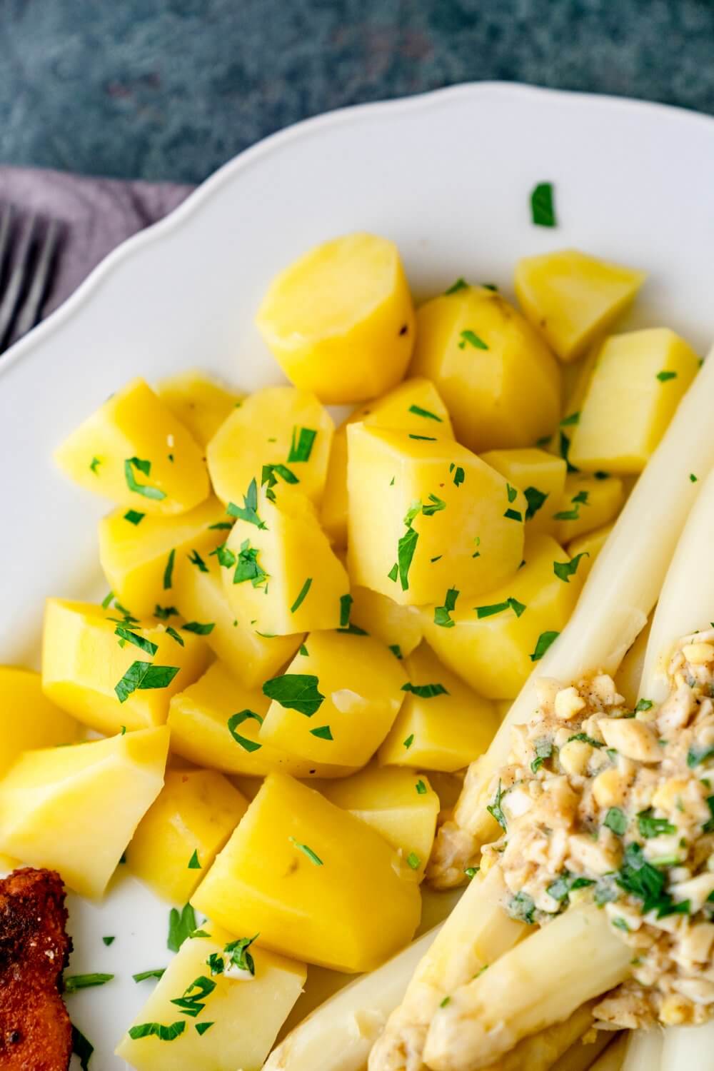 Dazu dürfen unsere hochgepriesenen Salzkartoffeln nicht fehlen.