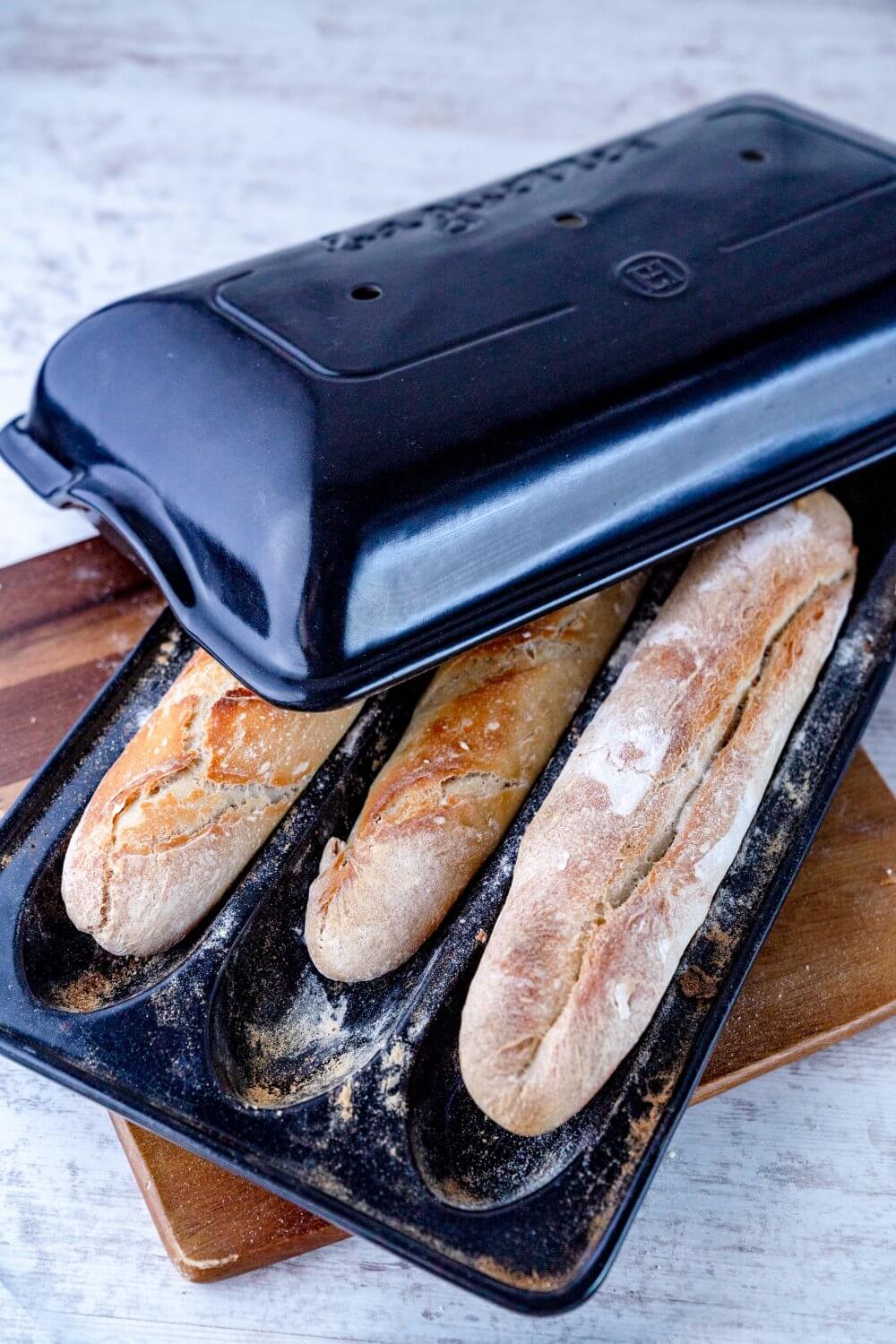 Dieses französisches Baguette wird durch die Form extra knusprig.