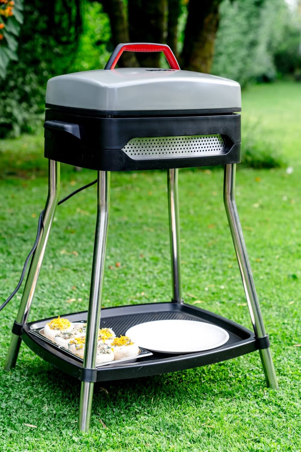 Die Ablagefläche unten am Grill ist ein Gottes Geschenk.