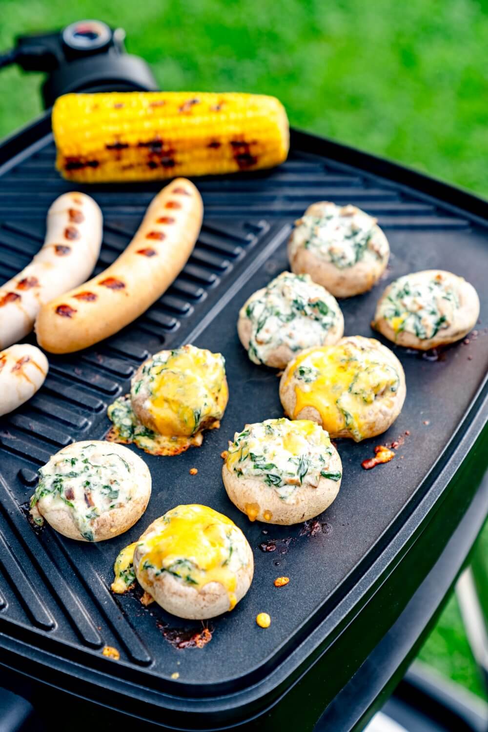 Gefüllte Champignons sind schnell zubereitet und werden von den meisten Grillern geliebt.
