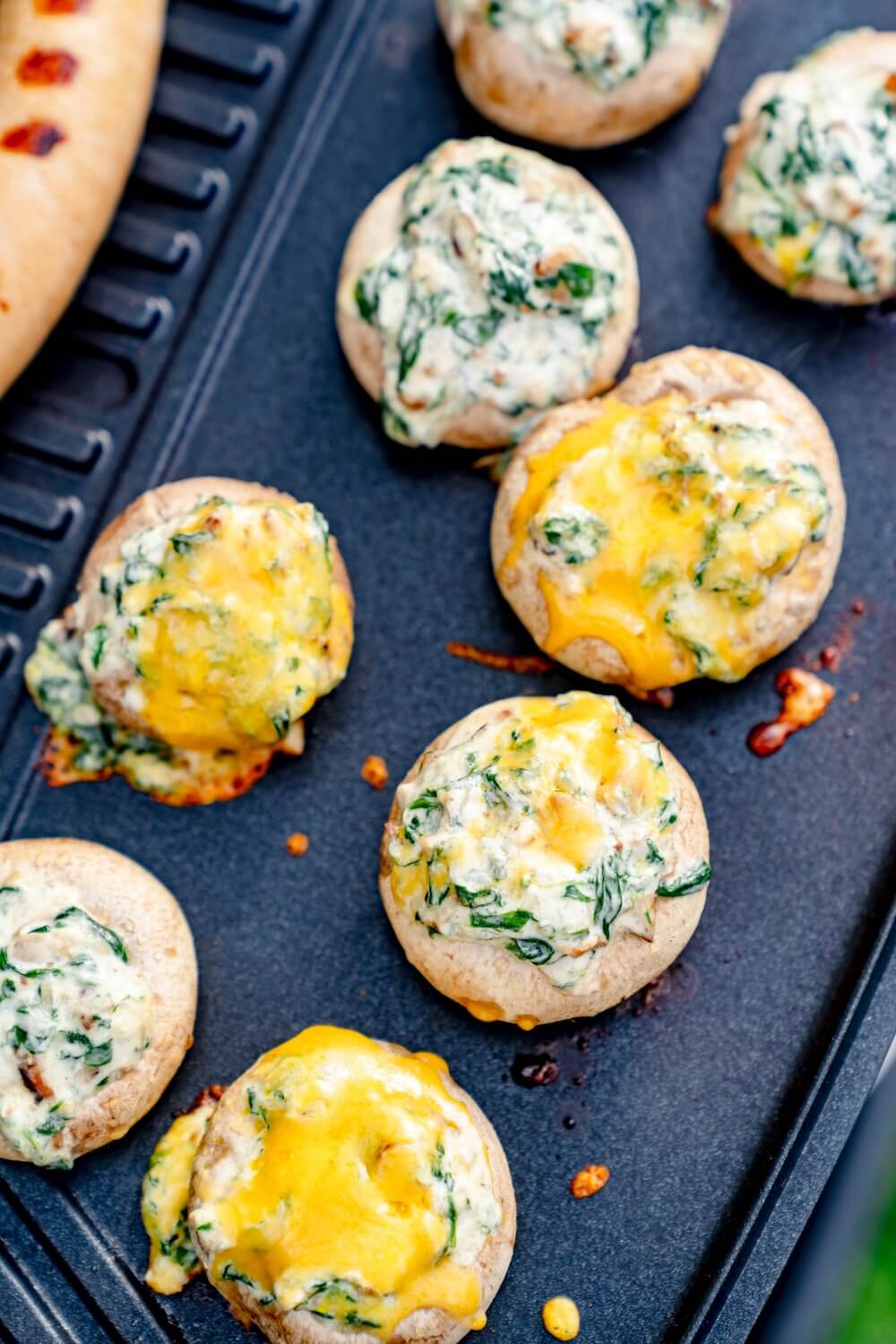 Es gibt natürlich hunderte Rezepte, aber unsere gefüllte Champignons sind einfach der Wahnsinn.
