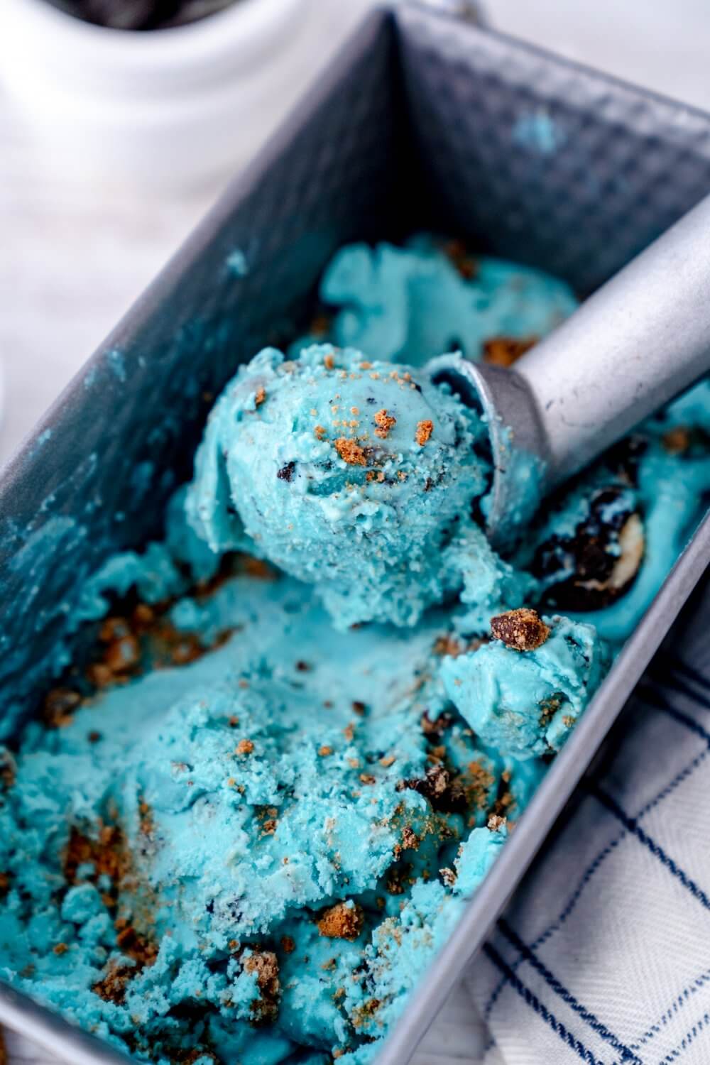Nein, bei dieser cremigen Köstlichkeit handelt es sich nicht um Schlumpfeis, sondern um Krümelmonster Eiscreme Cookies and Cream.