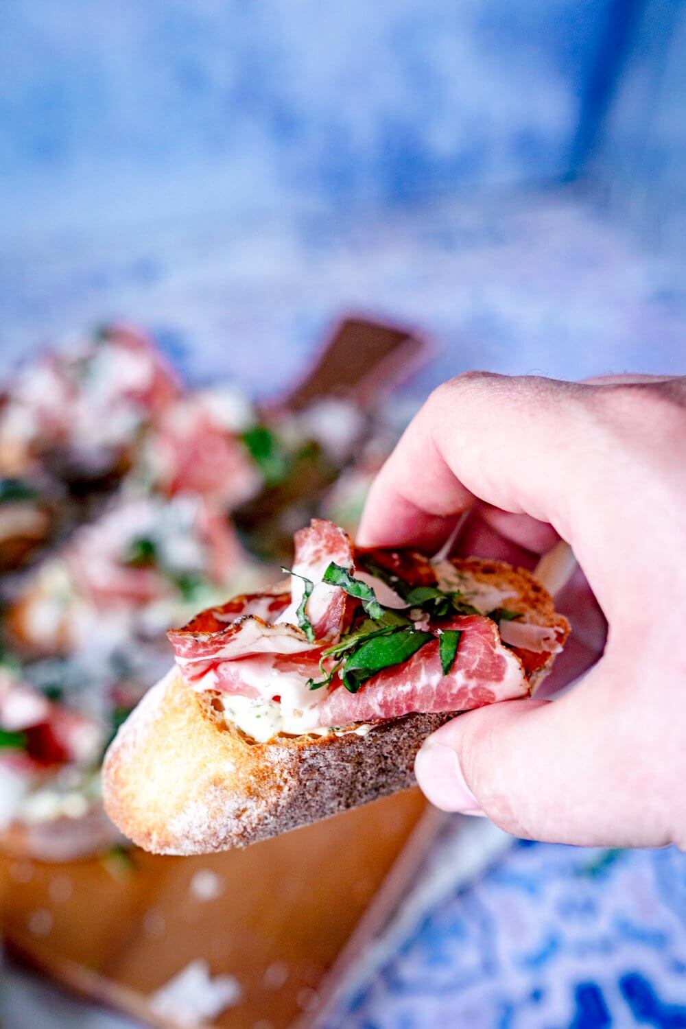 Crostini mit Kräutercreme, Coppa, Basilikum und Parmesan sind gerade als kleiner Snack oder Vorspeise der absolute Hit.