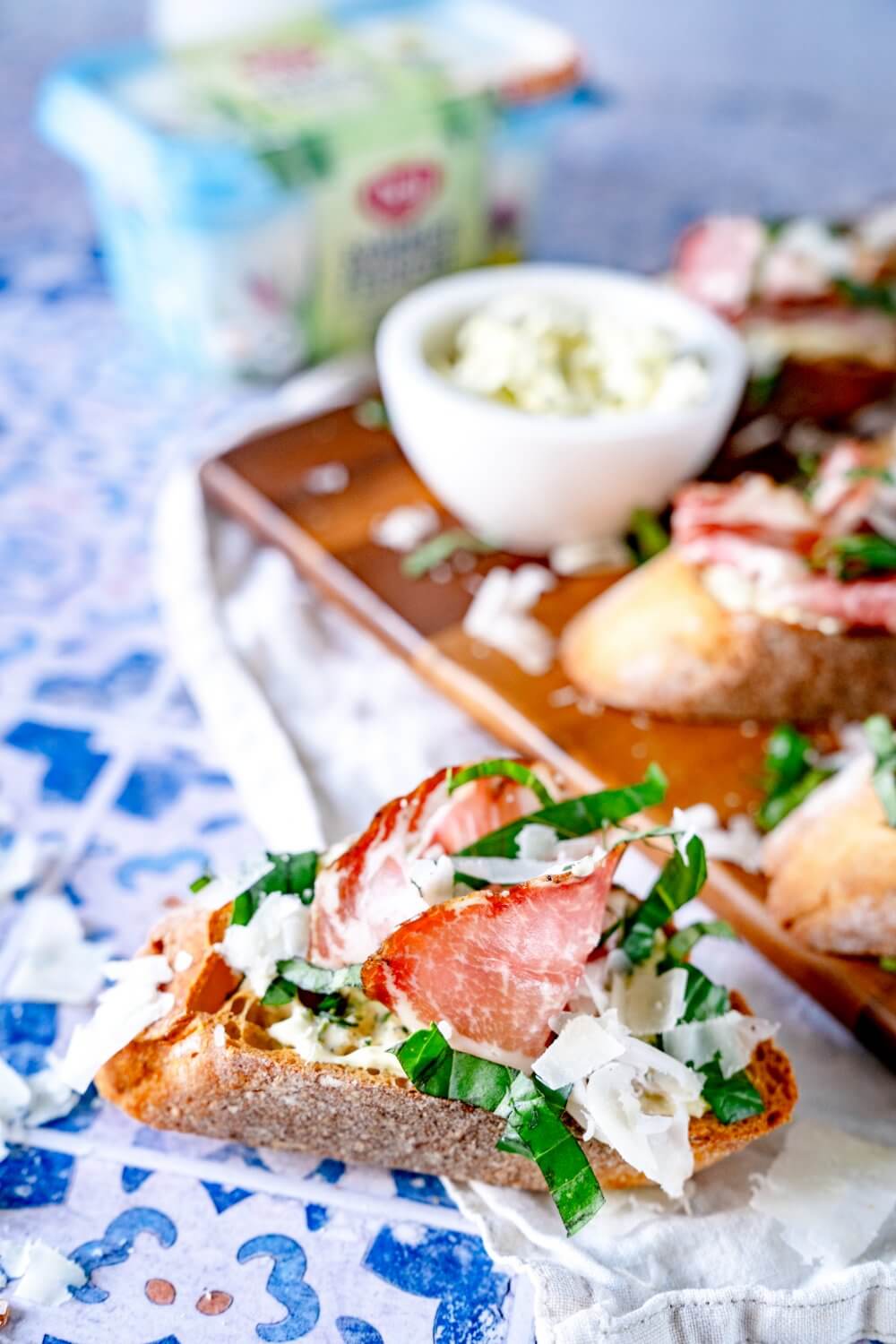 So lecker schmeckt Italien: Crostini mit Kräutercreme, Coppa, Basilikum und Parmesan