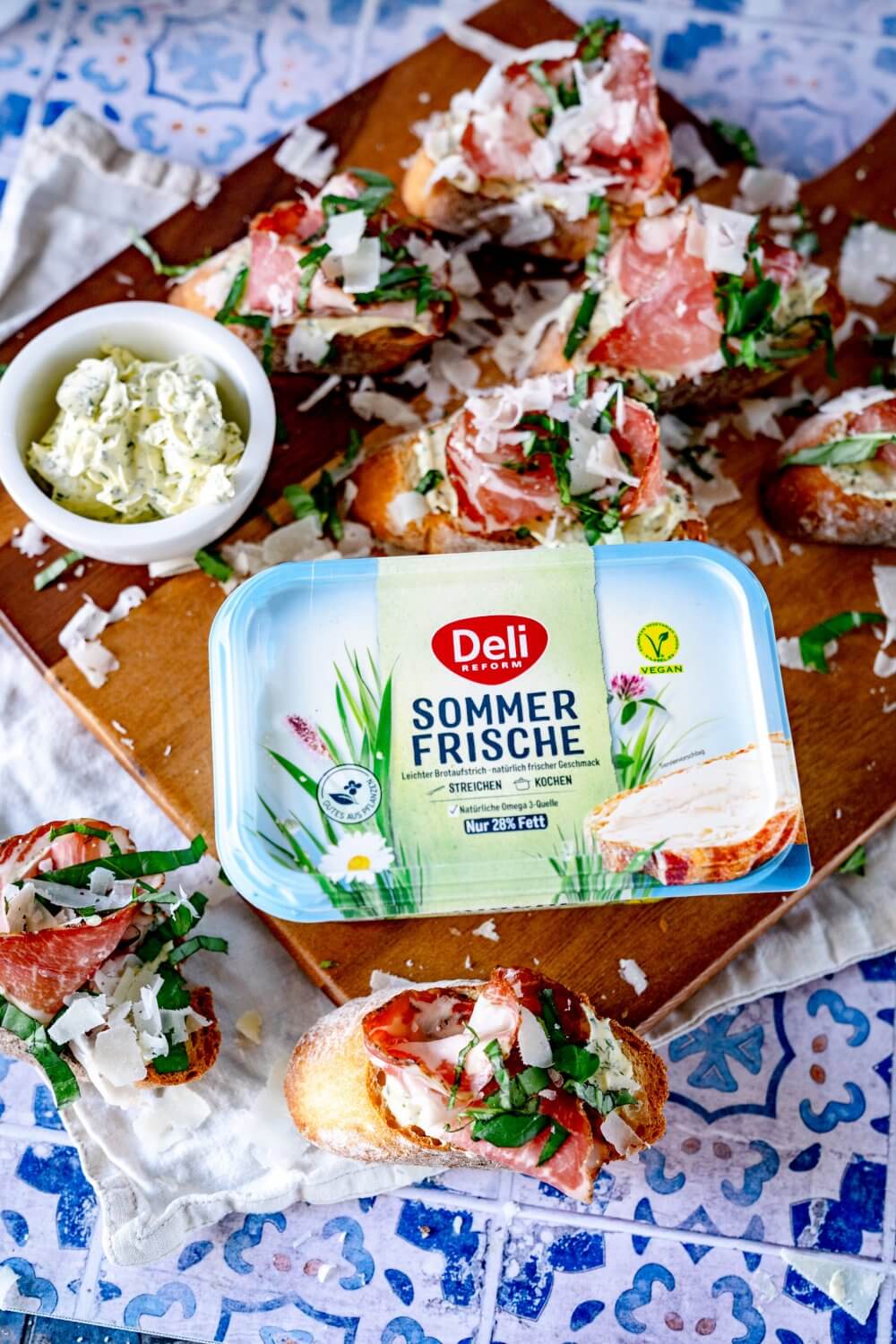 Die Crostini profitieren von Kräutercreme, Coppa, Basilikum und Parmesan