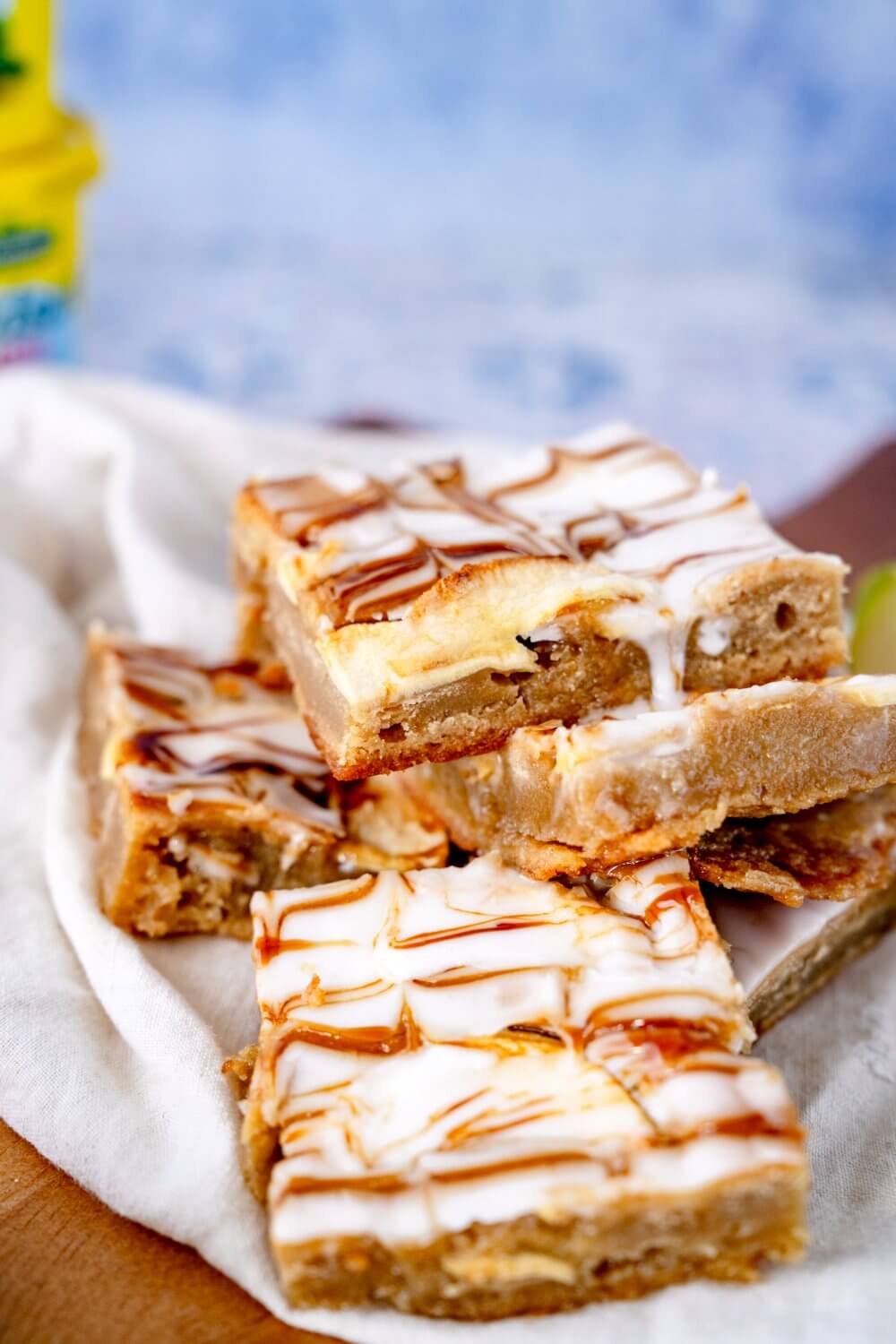 Dieser Apfelblechkuchen ist schnell gemacht und hält lange frisch.
