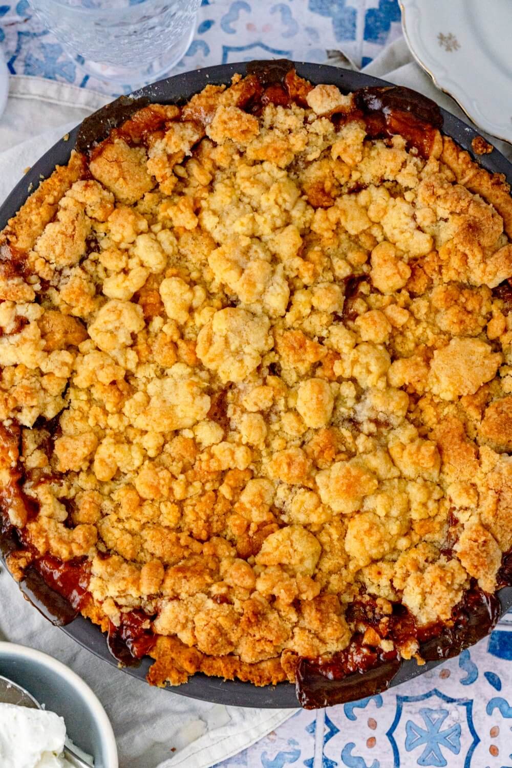 Apfelstreuselkuchen mit weichen und knusprigen Streuseln ist besonders lecker.