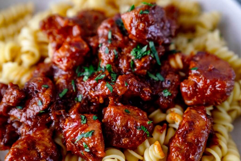 BBQ Gulasch kann man mit Nudeln, aber auch Kartoffeln essen.