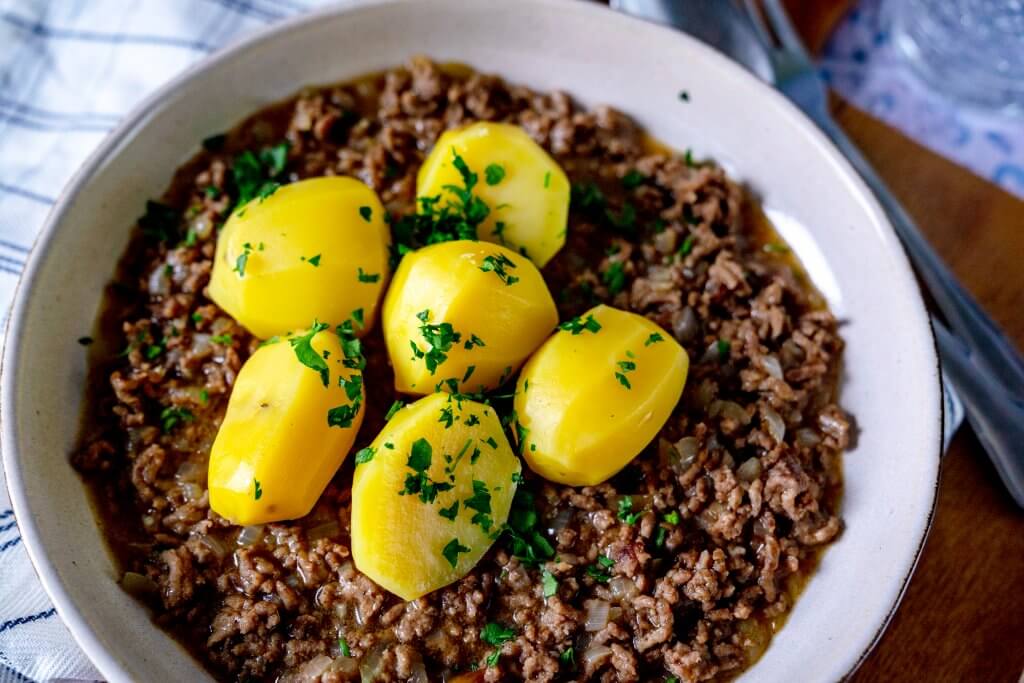 Beamtenstippe ist ein leckeres Hackfleisch-Kartoffel-Gericht, das vor allem in der Berliner Gegend gern gegessen wird.