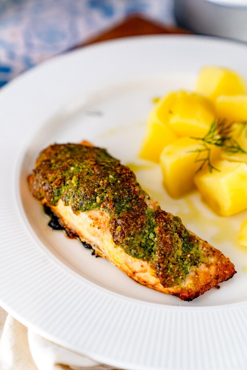 Lachs mit Kräuterkruste ist ruckzuck fertig und schmeckt richtig frisch.
