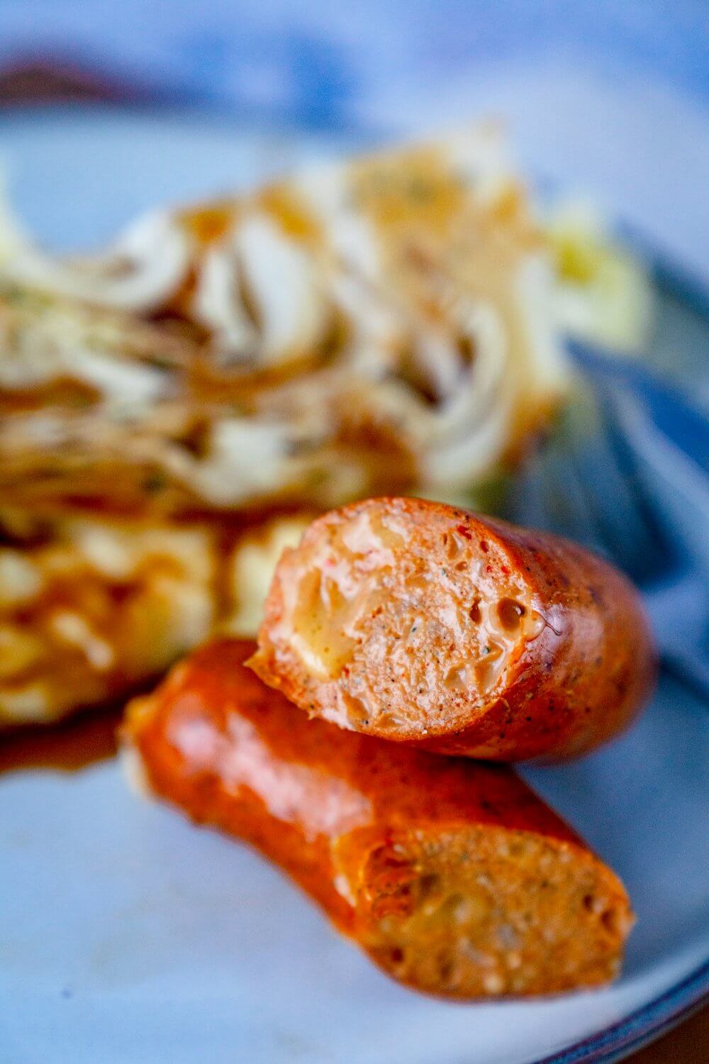 Wurstfluencer Käsebratwurst ist einfach der Hammer und passt zu verbanntem Spitzkohl extra gut.