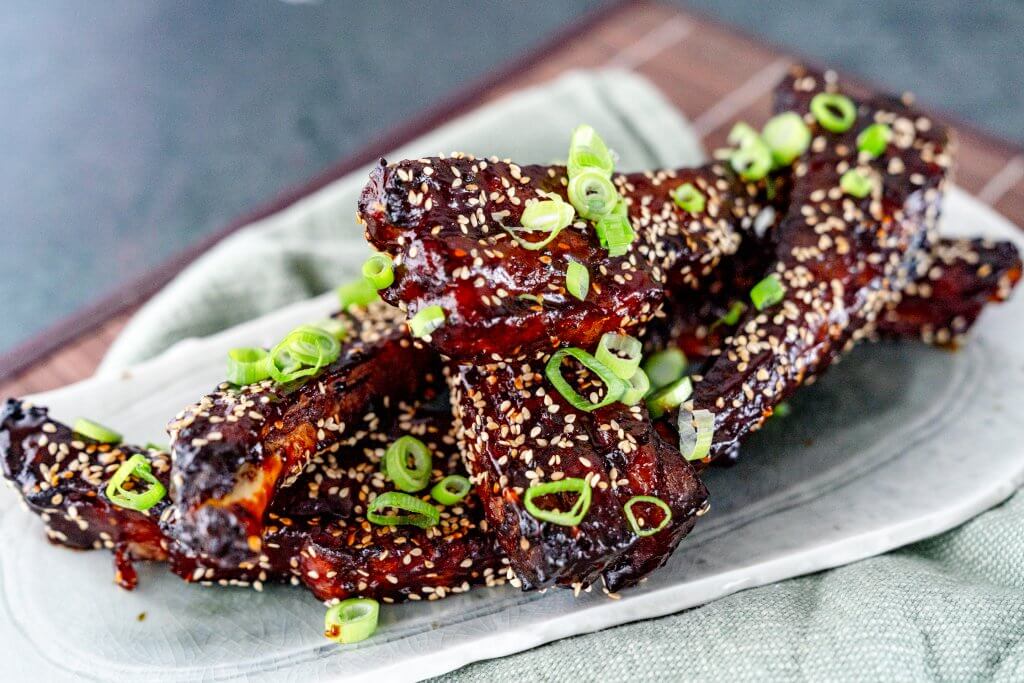 Diese Party-Ribs werden Asian-Style zubereitet.