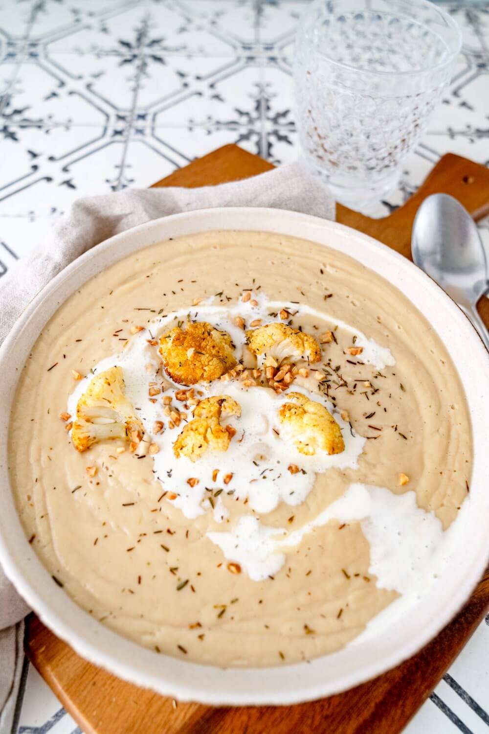Lasst euch nicht hinters Licht führen, die Blumenkohlsuppe überzeugt nicht nur mit ihrer Cremigkeit, sondern auch mit ihrem einzigartigen Geschmack.