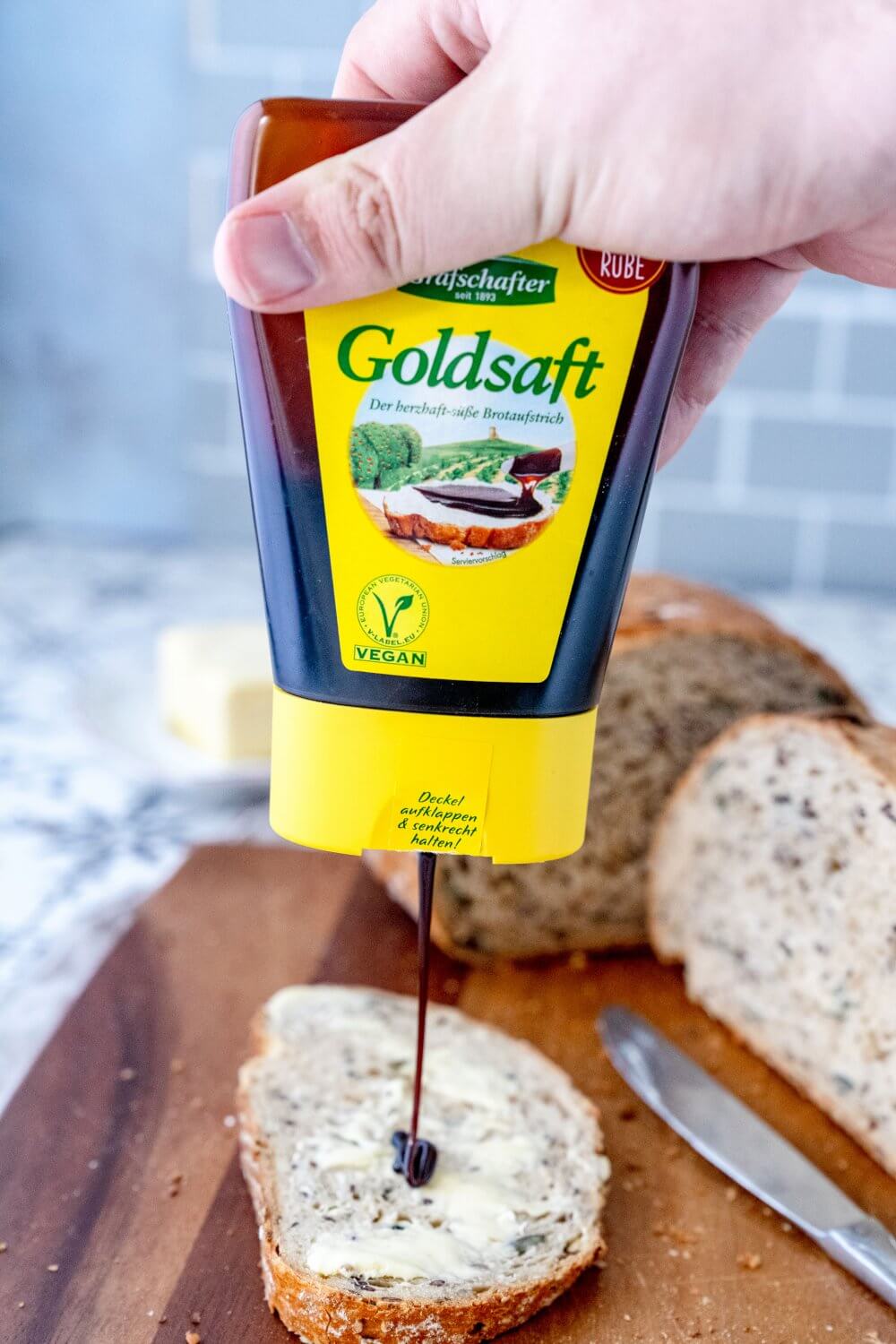 Unser leckeres Körnerbrot braucht nicht viel: etwas Butter, etwas Goldsaft und schon ist es vollbracht. Der perfekte Snack.