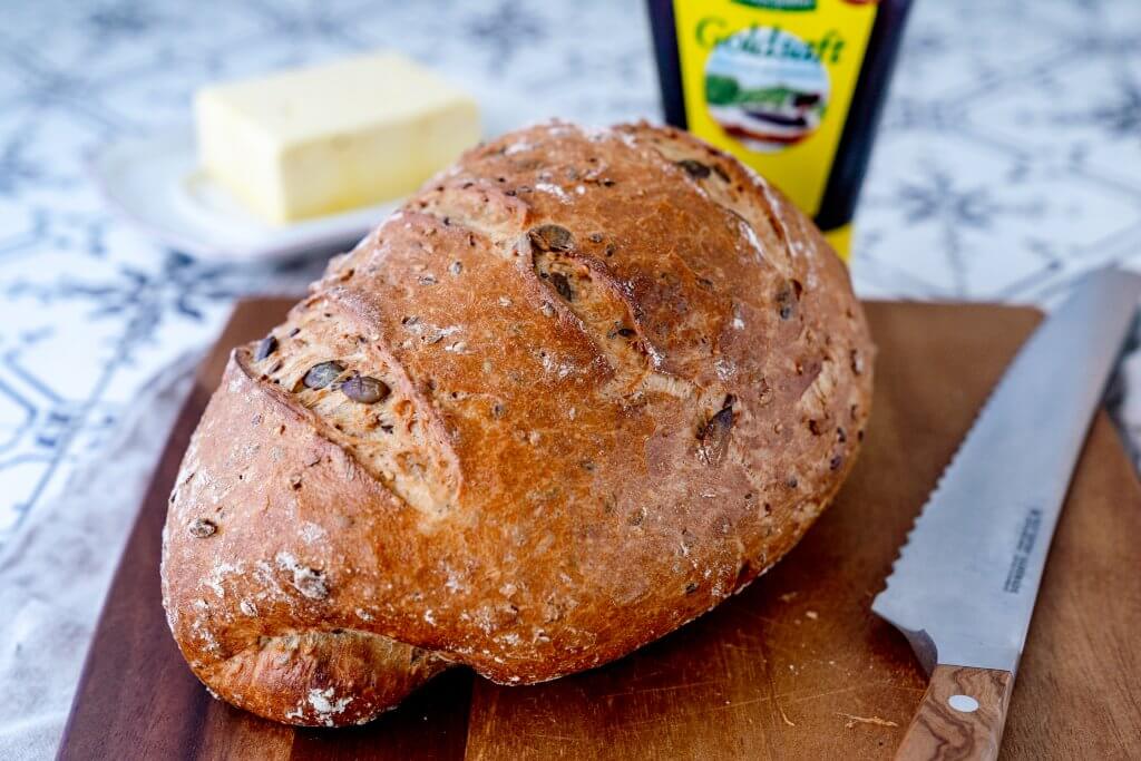 Die Geheimzutat in unserem Körnerbrot ist Goldsaft. Das macht es lecker malzig.