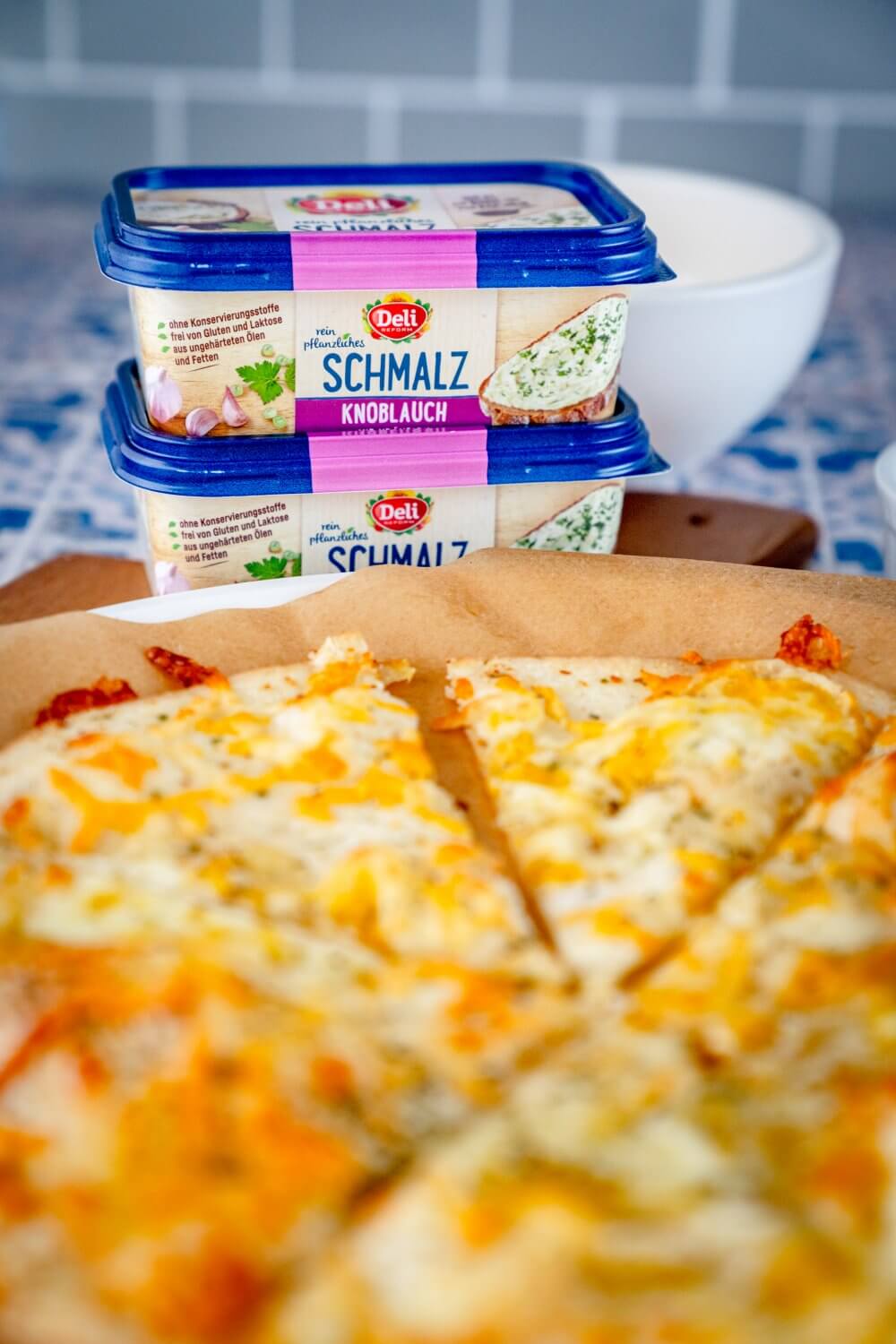 Wir haben Knoblauch-Schmalz genommen, aber auch Knoblauch-Butter oder Knoblauch-Frischkäse funktionieren gut.