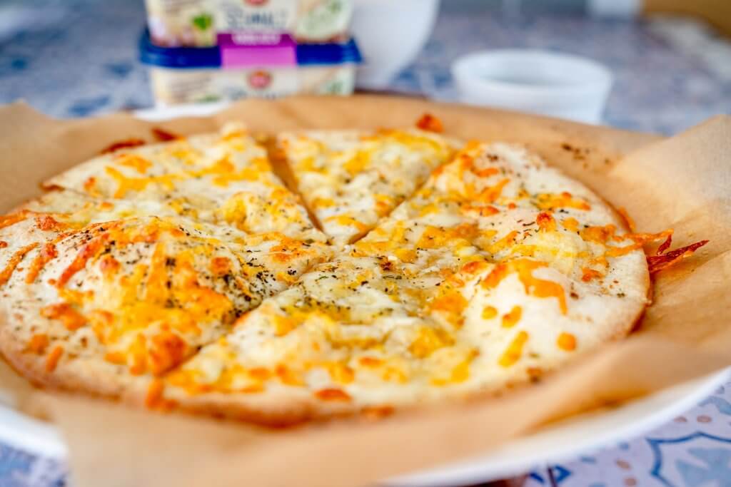 Das Tortilla-Garlic-Bread ist die perfekte Ergänzung bei einem gemütlichen Filmabend.