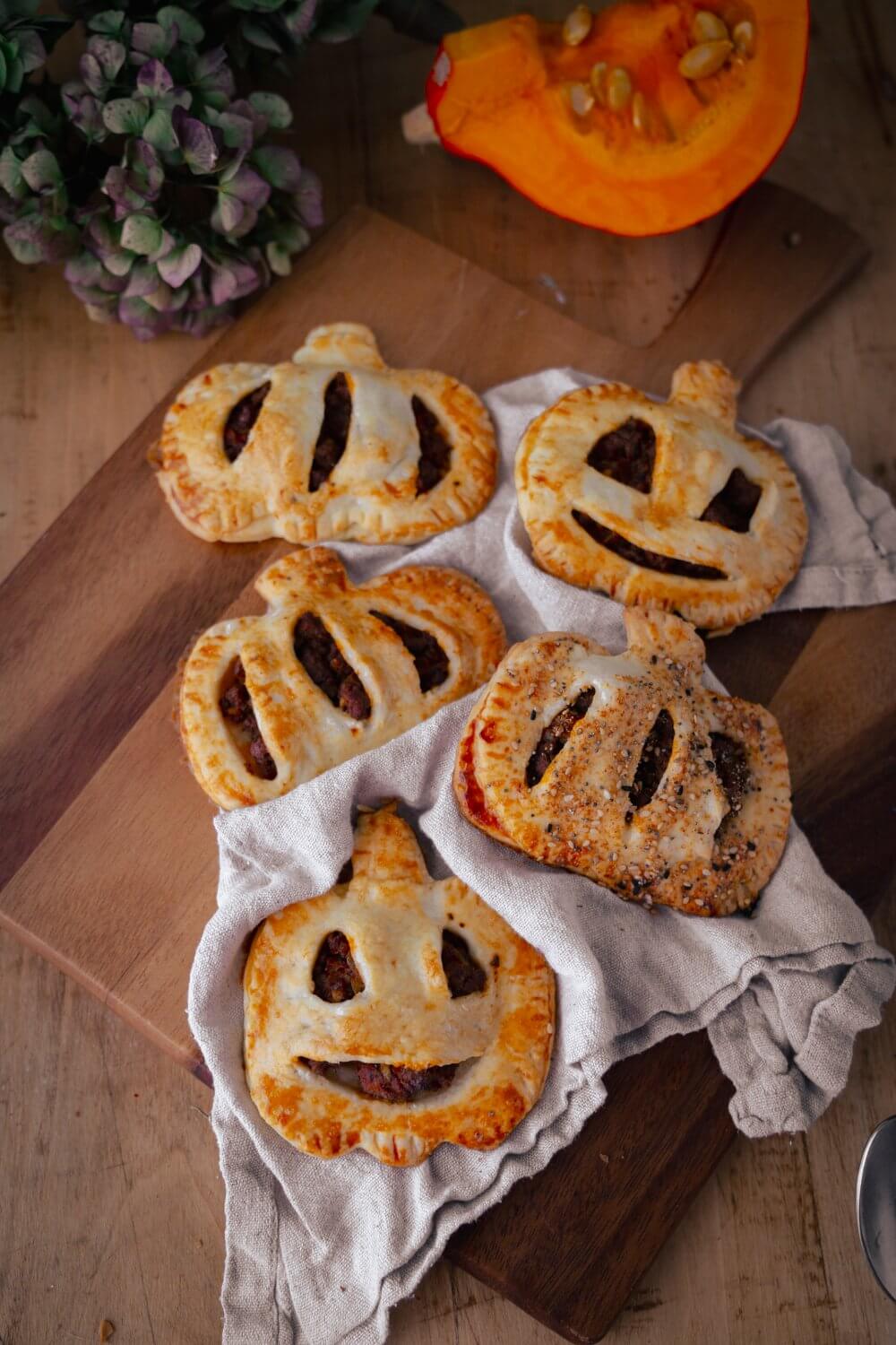 Nicht nur zu Halloween sind die Kürbis Empanadas ein absoluter Hingucker.