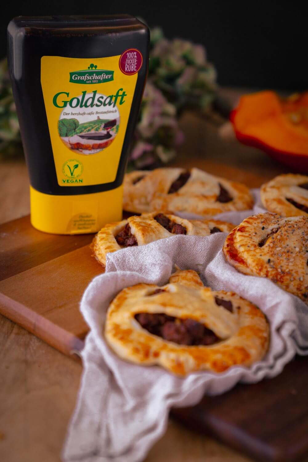 Der Zuckerrübensirup rundet das geschmackliche Erlebnis der Kürbis Empanadas einfach perfekt ab.
