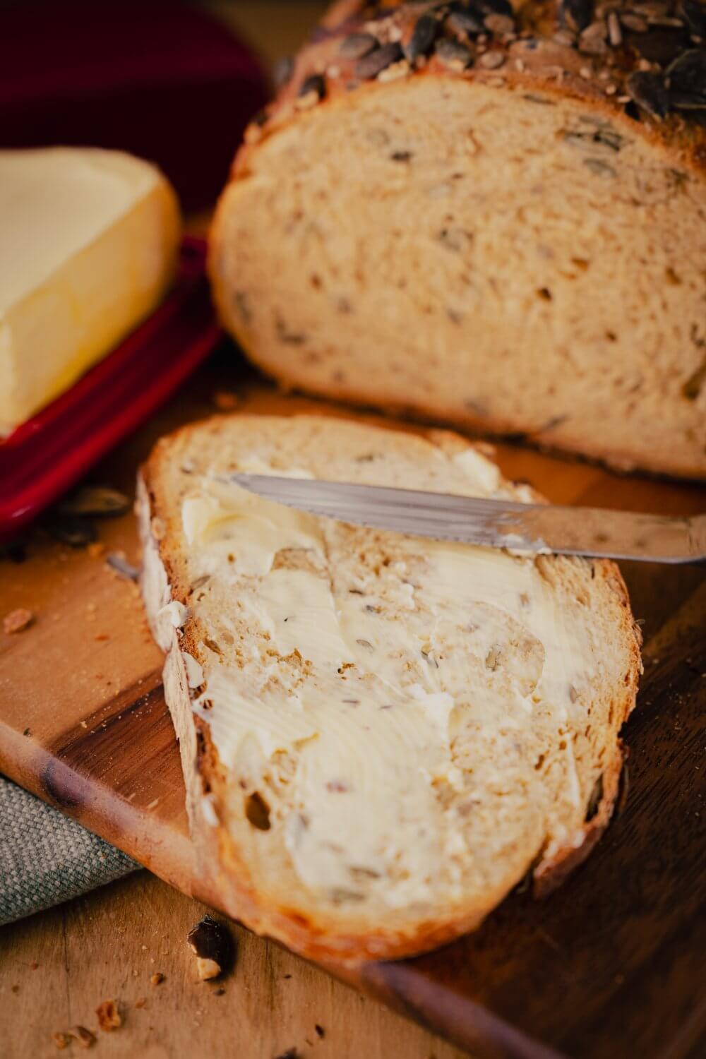 Das Kürbisbrot benötigt keine besonderen Aufstriche. Als einfaches Butterbrot schmeckt es schon wunderbar.
