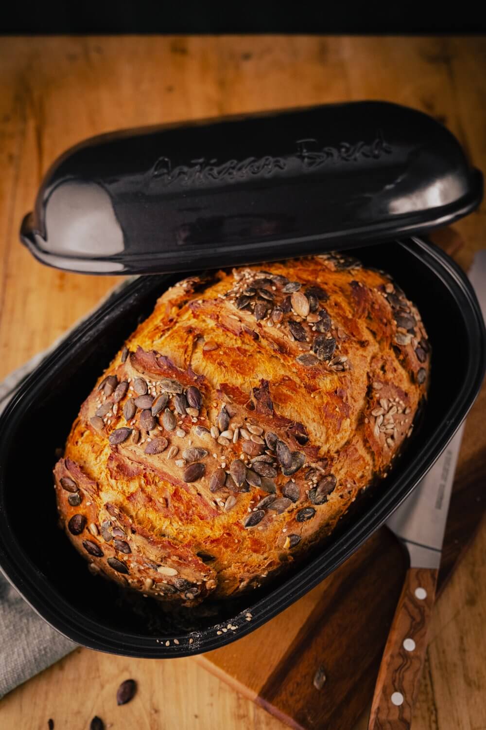 Ich braucht nicht unbedingt eine Brotbackform, aber es hilft um den Laib in Form zu halten.