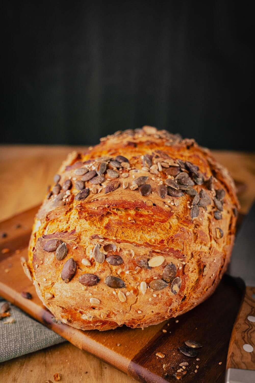 Nicht nur Kürbiskerne eigenen sich hervorragend als Topping für unser leckeres Kürbisbrot.