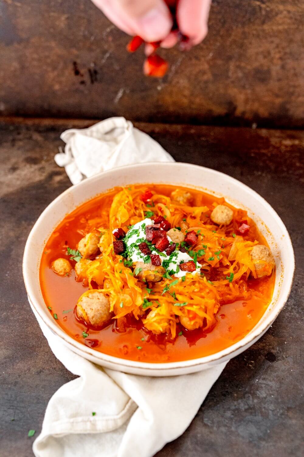 Auf unsere Sauerkrautsuppe gehört nicht nur Salamie sondern auch Schmand.