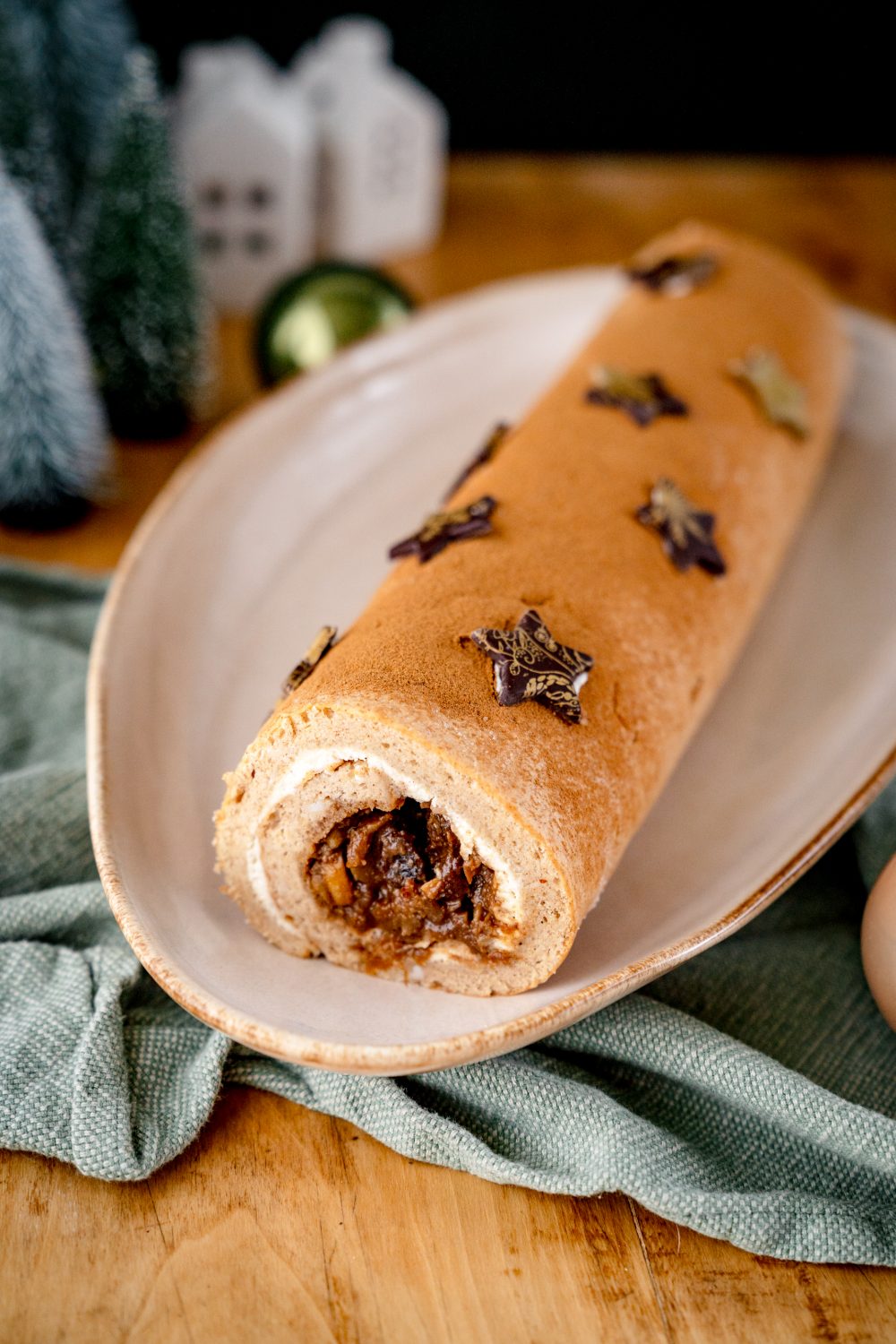 Bratapfel Biskuitrolle ist ein toller Weihnachtsnachtisch.