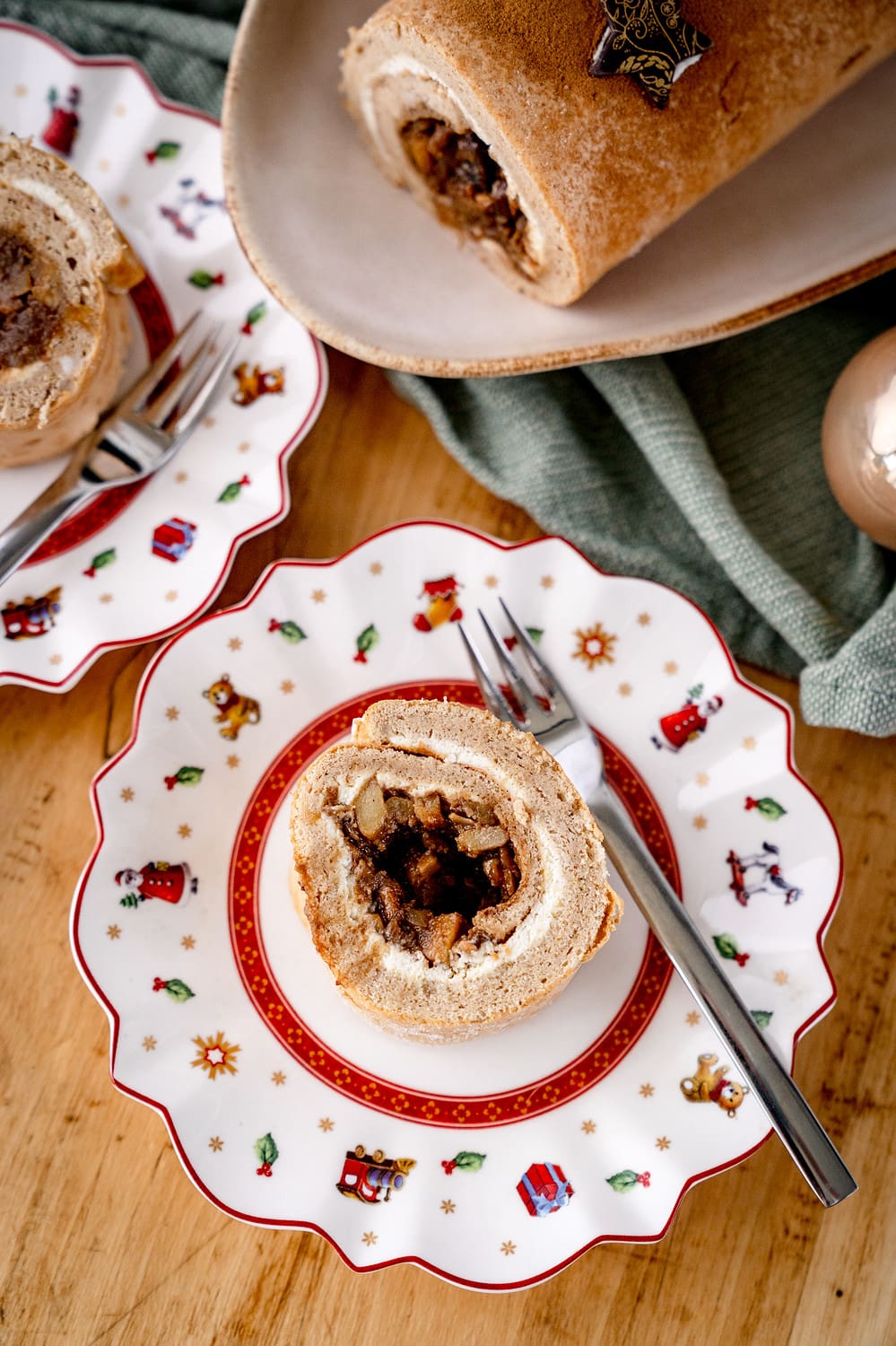 Die Bratapfel Biskuitrolle schmeckt nicht nur an Weihnachten hervorragend.