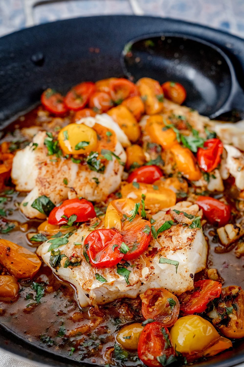 Kabeljau in Tomaten-Basilikum-Sauce: Pesce all acqua Pazza ist wirklich nicht kompliziert und schmeckt richtig sommerlich.