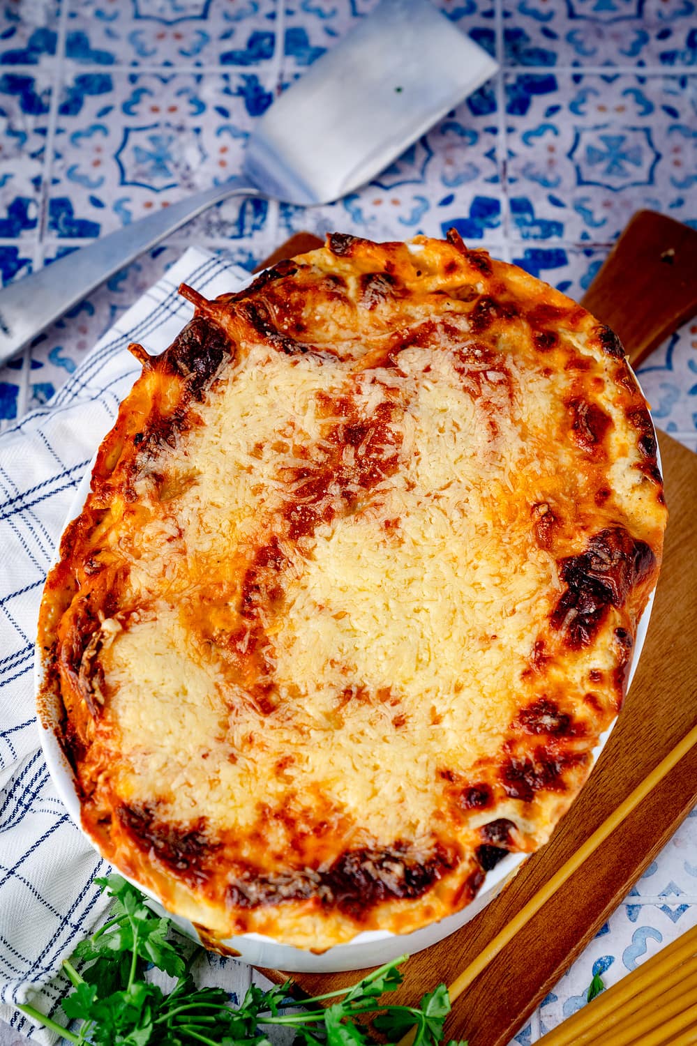 Makkaroni-Auflauf ist erst dann perfekt, wenn richtig viel Käse darauf ist.