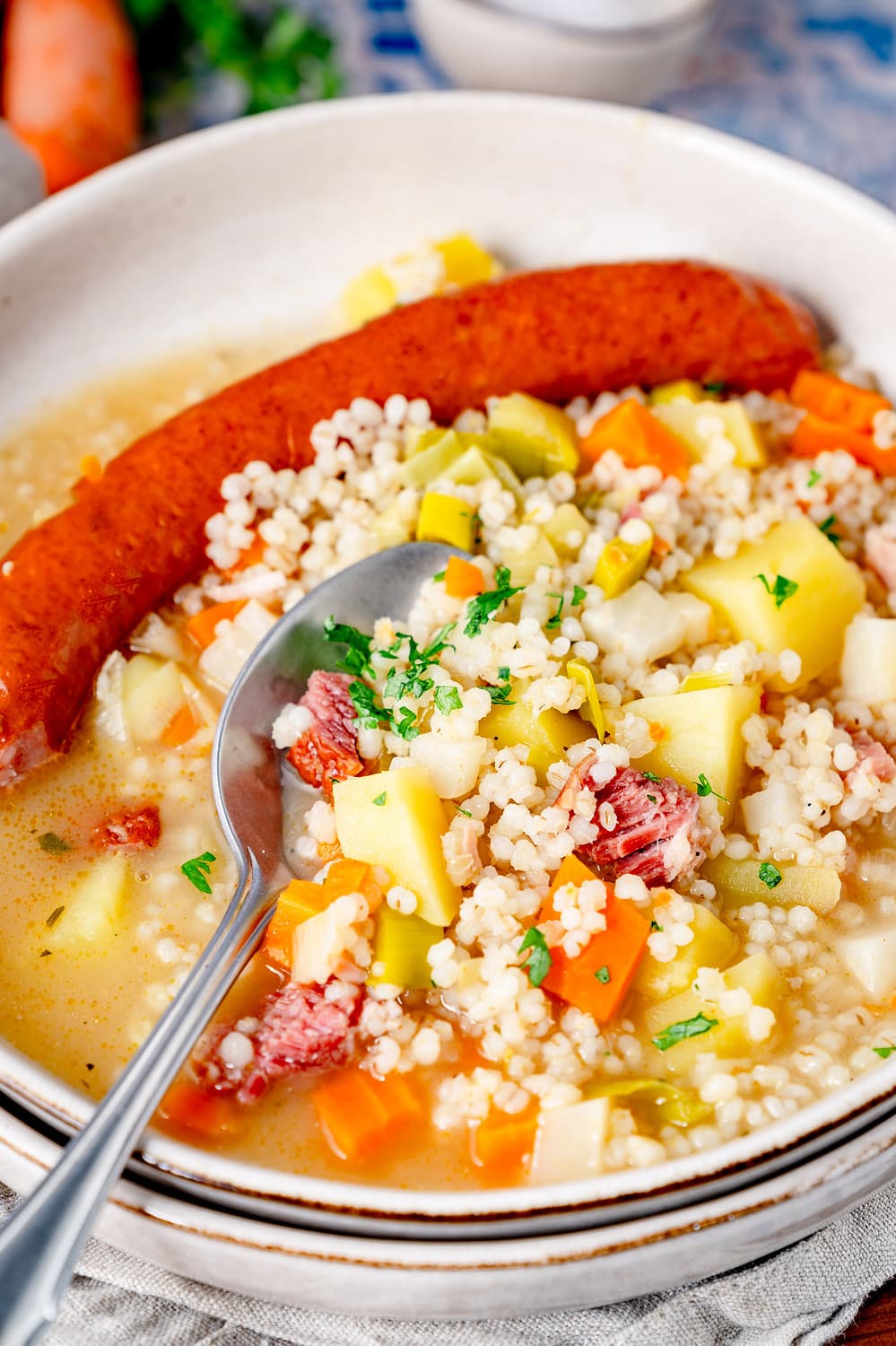 Die Graupensuppe bekommt durch die Mettenden ein leicht rauchiges Aroma.