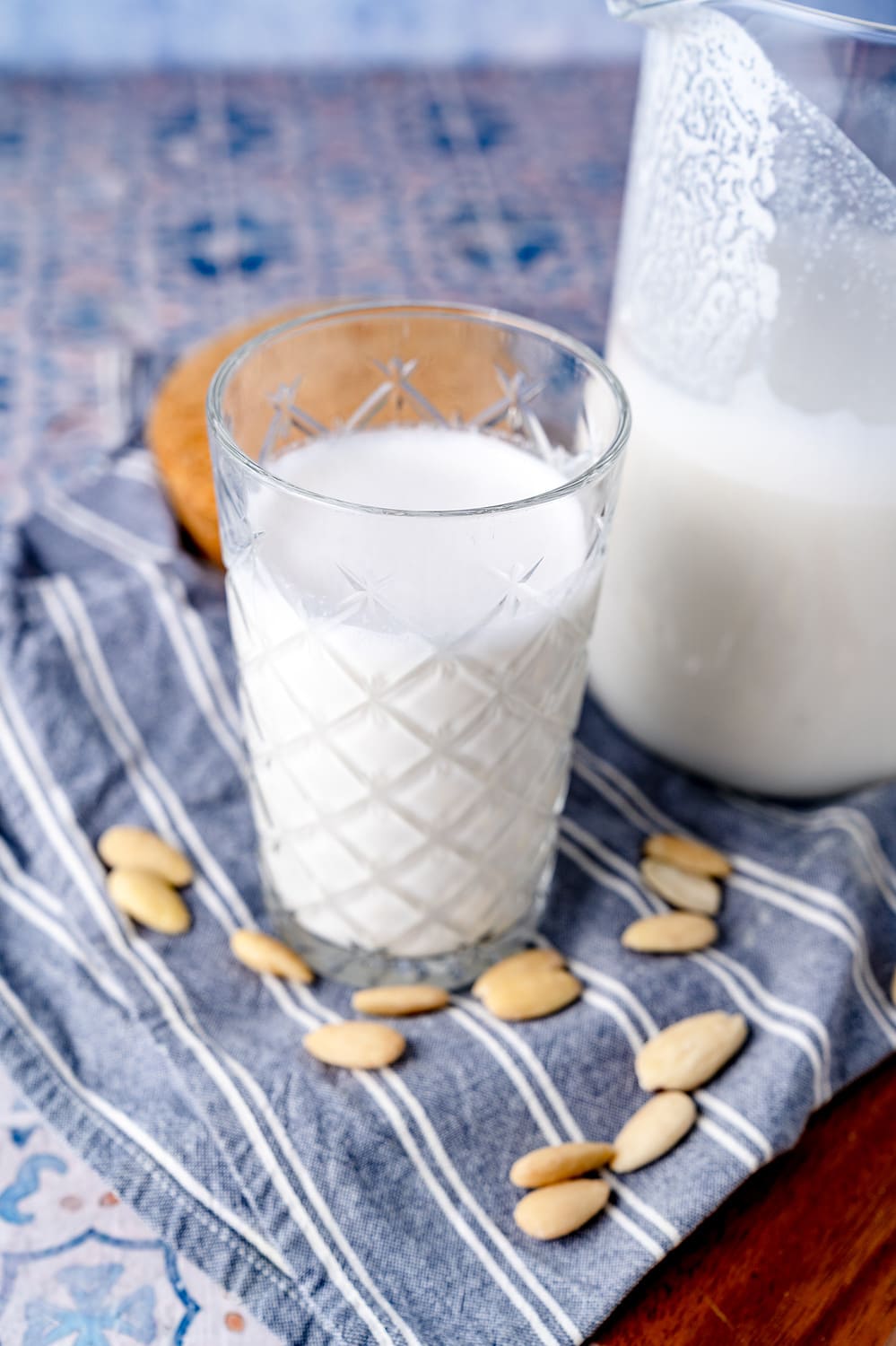 Mandelmilch kann einfach selbst gemacht werden.