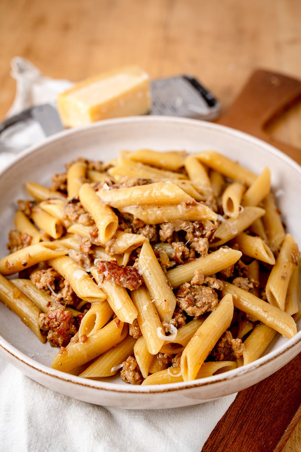 Zu Pasta mit Steinpilzen und Hackfleisch gehört auf jeden Fall jede Menge Parmesan.