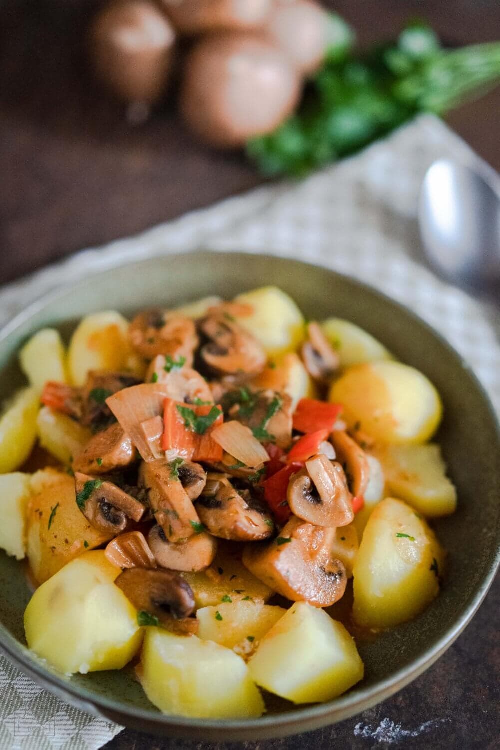 Wir verwenden für unser Gulasch Champignons, aber auch andere Pilze passen hierfür gut.