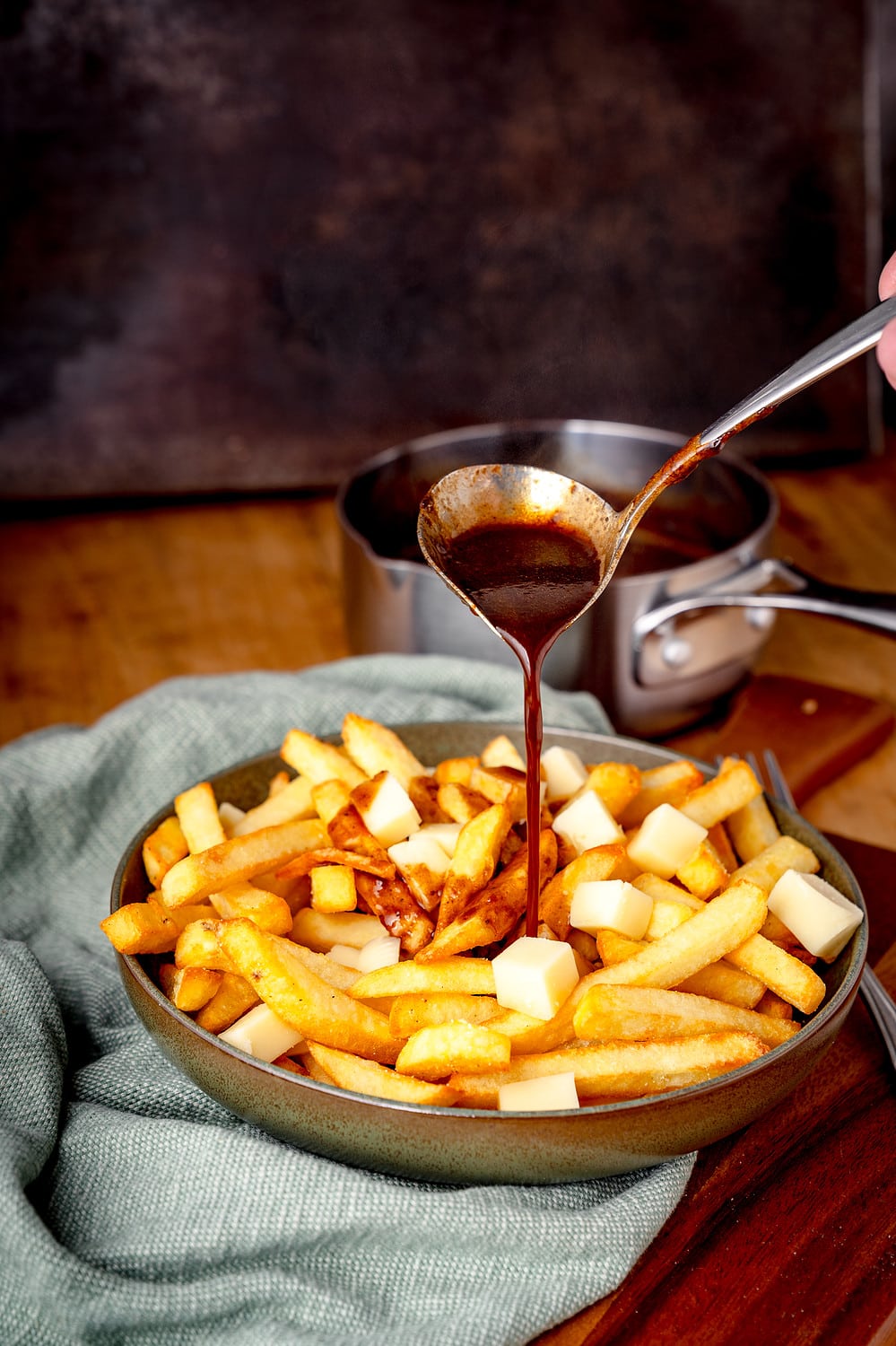 Poutine ist eine Kombination aus Pommes, Bratensoße und Käse.